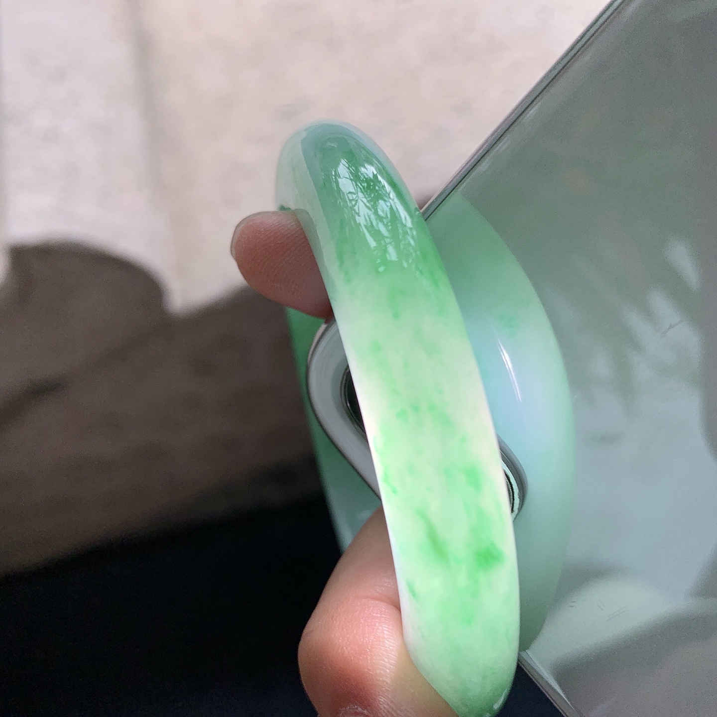 正圈56 57，圈口57.2/11/9.4，编码W6082620，描述阳绿，水润，种老，细腻，打灯有絮线