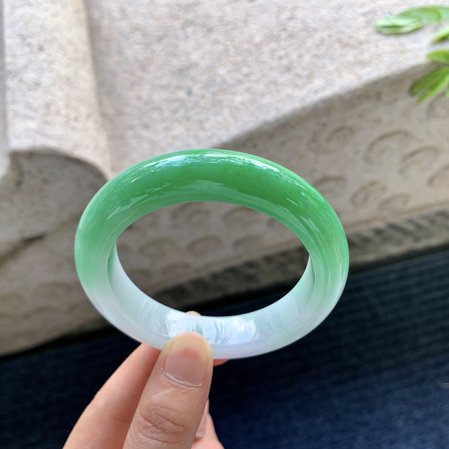 正圈54 55,圈口55/12.8/9.8,编码G7082643,描述辣阳绿，水润，种老，细腻，打灯有纹线