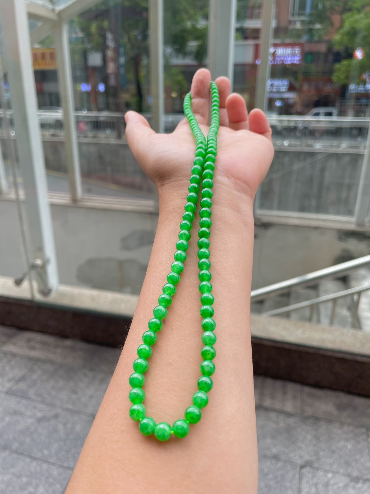 【冰种满绿小米珠珠链】阳绿色泽，质地细腻，光感很好，色泽娇艳纯正。完整度很不错。直径5.3-6.4之