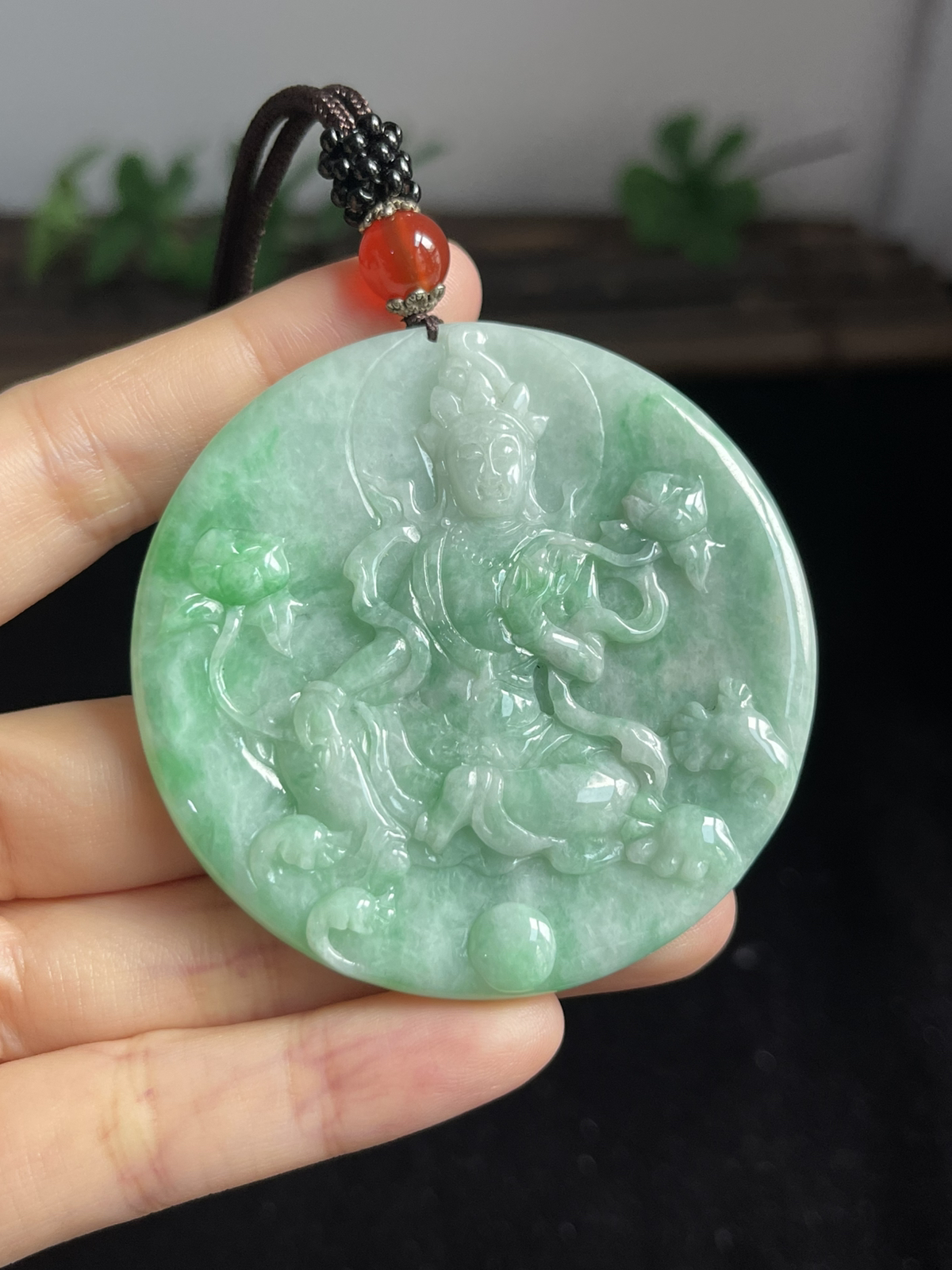 翡翠糯化种淡绿色挂件，配珠未测