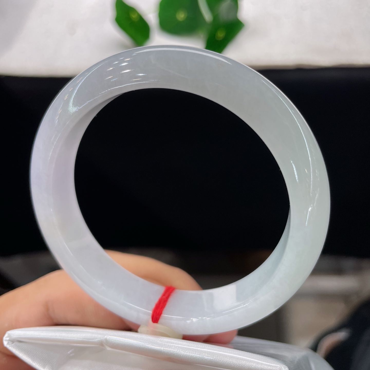翡翠手镯 圈口56.7/12.2/8.2，淡紫底正圈，56/57可戴，干净素雅，清静安然，无裂。
