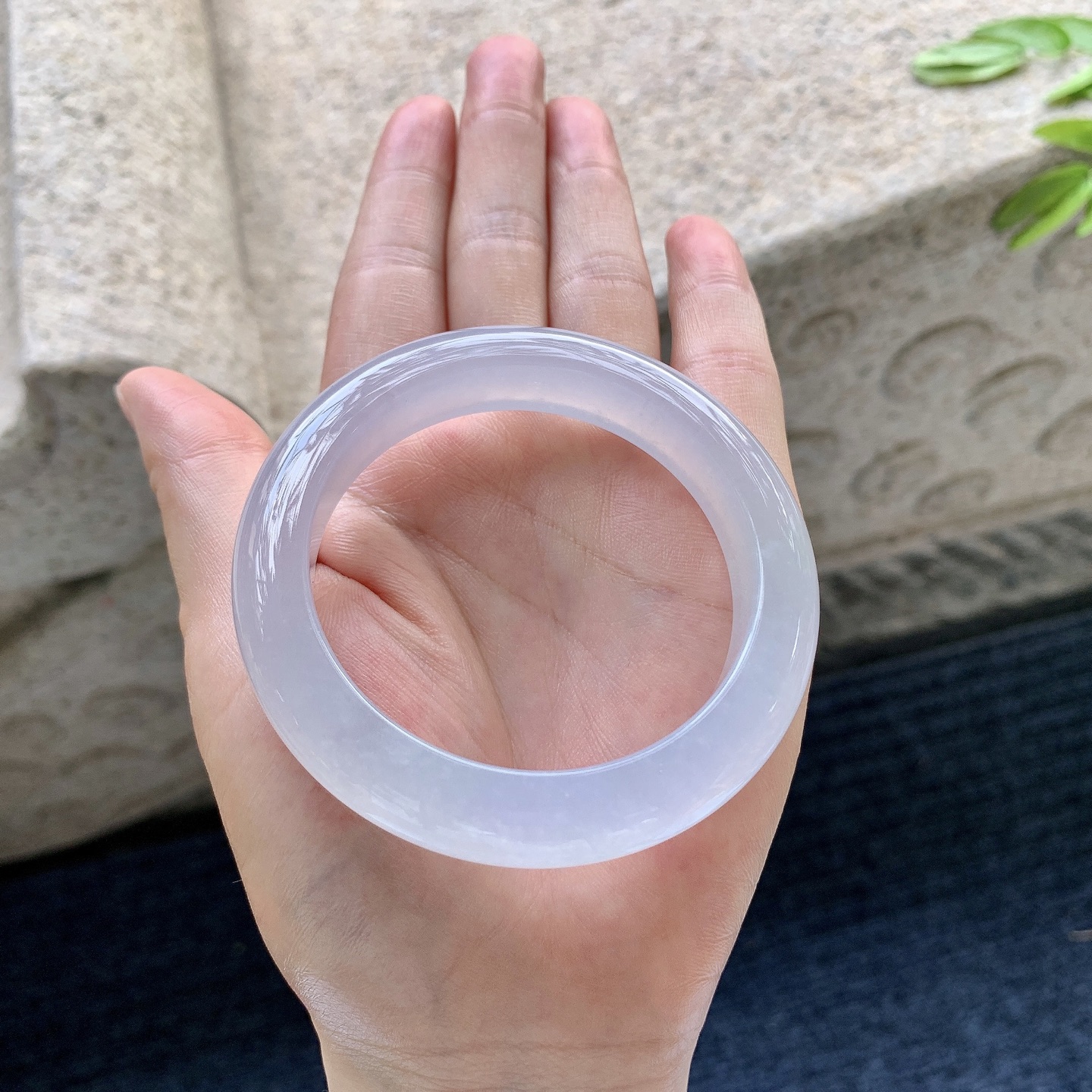 正圈51 52，圈口52.8/11.7/9.1，编码G7082637，冰种，水润，种老，细腻，无裂。