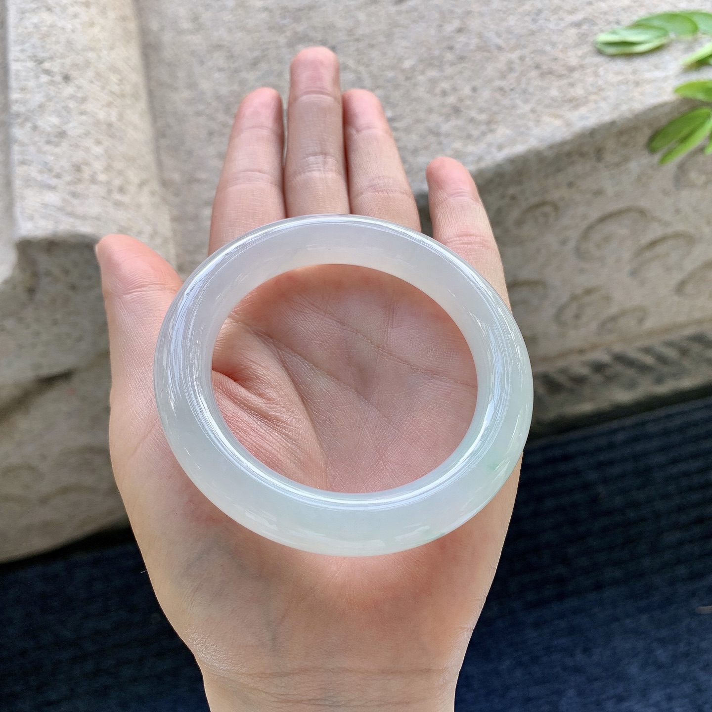 圆条51 52,圈口52.3/10.7/10.5,编码GF082612,描述糯冰飘绿，水润，种老，细腻，打灯有纹线