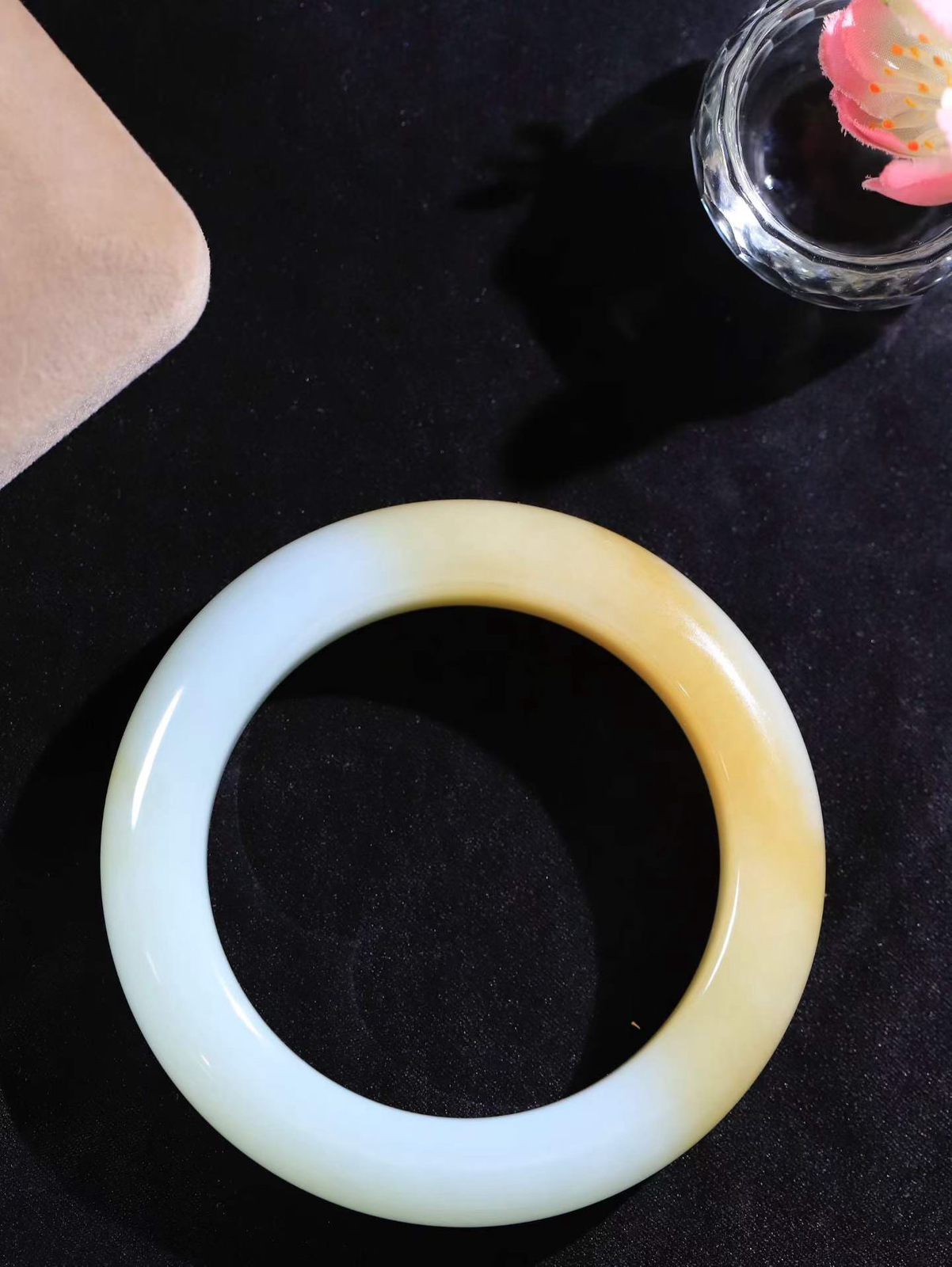 （一见倾心.手镯）

精品️和田玉糖白玉手镯，玉质温润细腻 油性十足 手感舒适，高华雅逸，线条流畅，简约大气，美自天成，素雅高贵。佩戴于腕间，婉约之美，举手投足间透出那低调奢华。重106.9克  内径59mm 尺寸16.5-12.2mm FDL-79802500