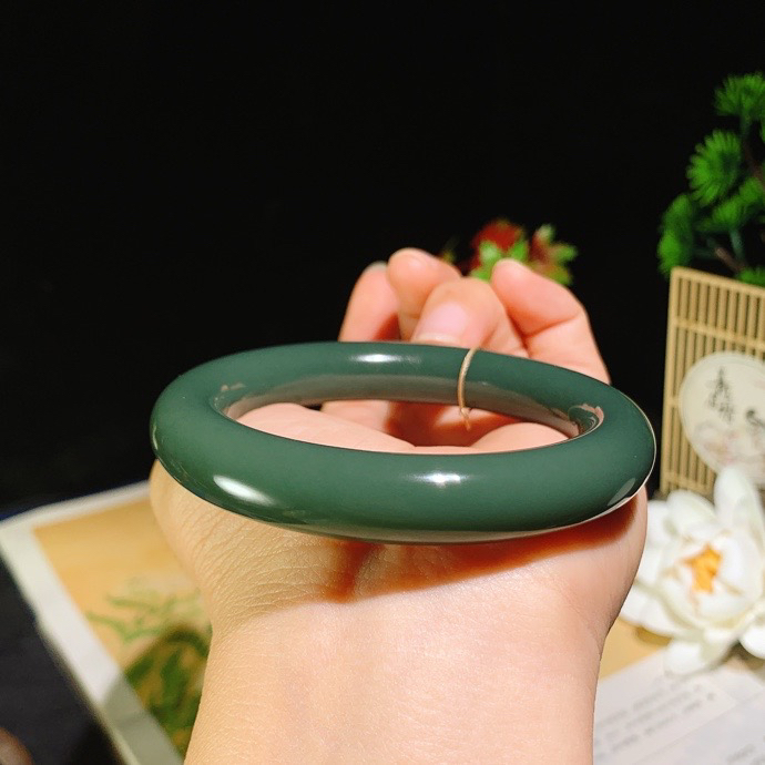56圈口新疆和田玉特细料塔青圆条手镯！圈口56条宽12玉质细腻油润。手推出油。佩戴高端典雅。lt260813