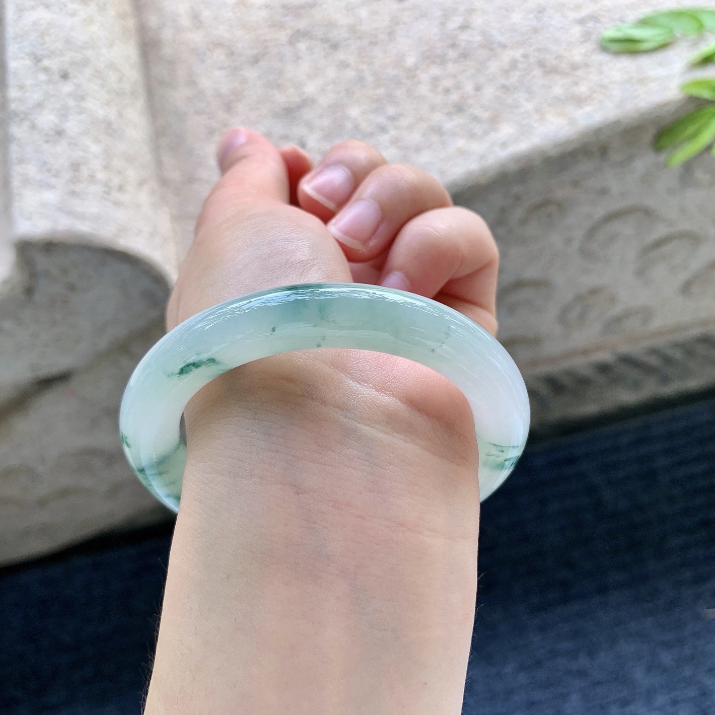 圆条52 53,【圈口】53/9.7/10,【编码】GF082617,【描述】糯冰飘花，水润，种老，细腻，打灯有纹线