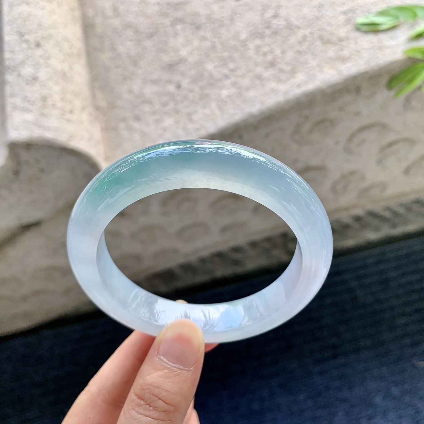 正圈57 58,圈口58.2/13/9.3,编码B2082647,描述冰糯飘绿，水润，种老，细腻，打灯有絮线