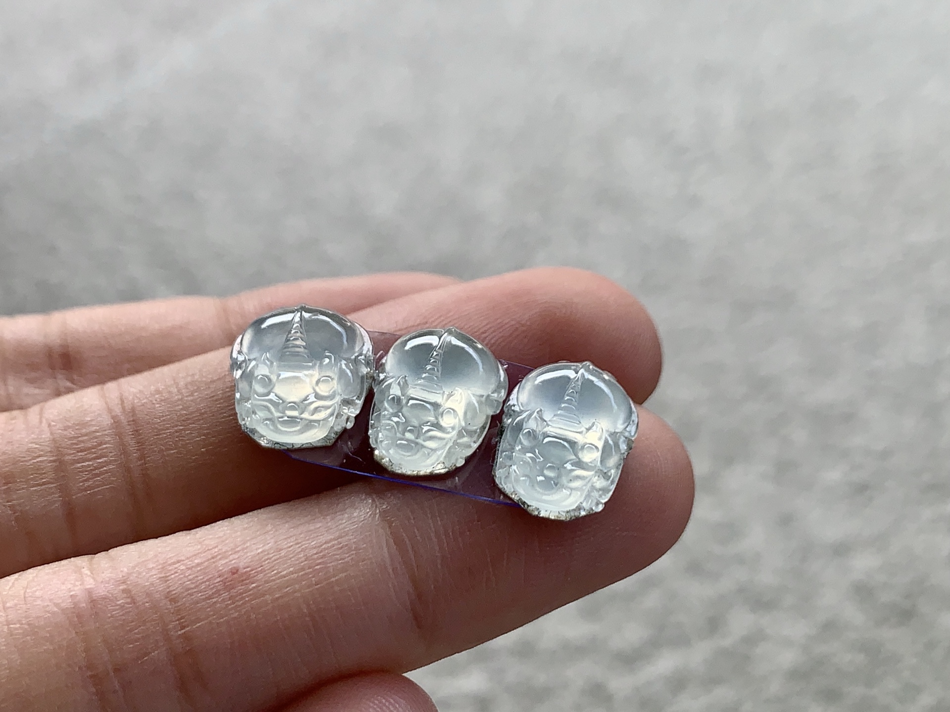 冰貔貅一手，尺寸：11×7.5×4.2 / 10.2×8.3×4