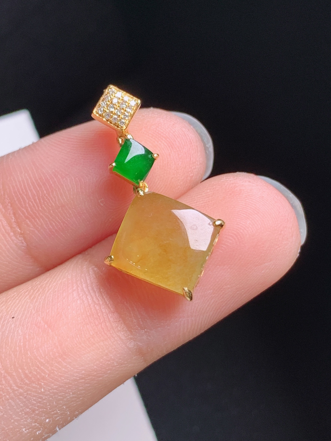 黄翡方牌吊坠，色泽明艳，冰润细腻，前程似锦