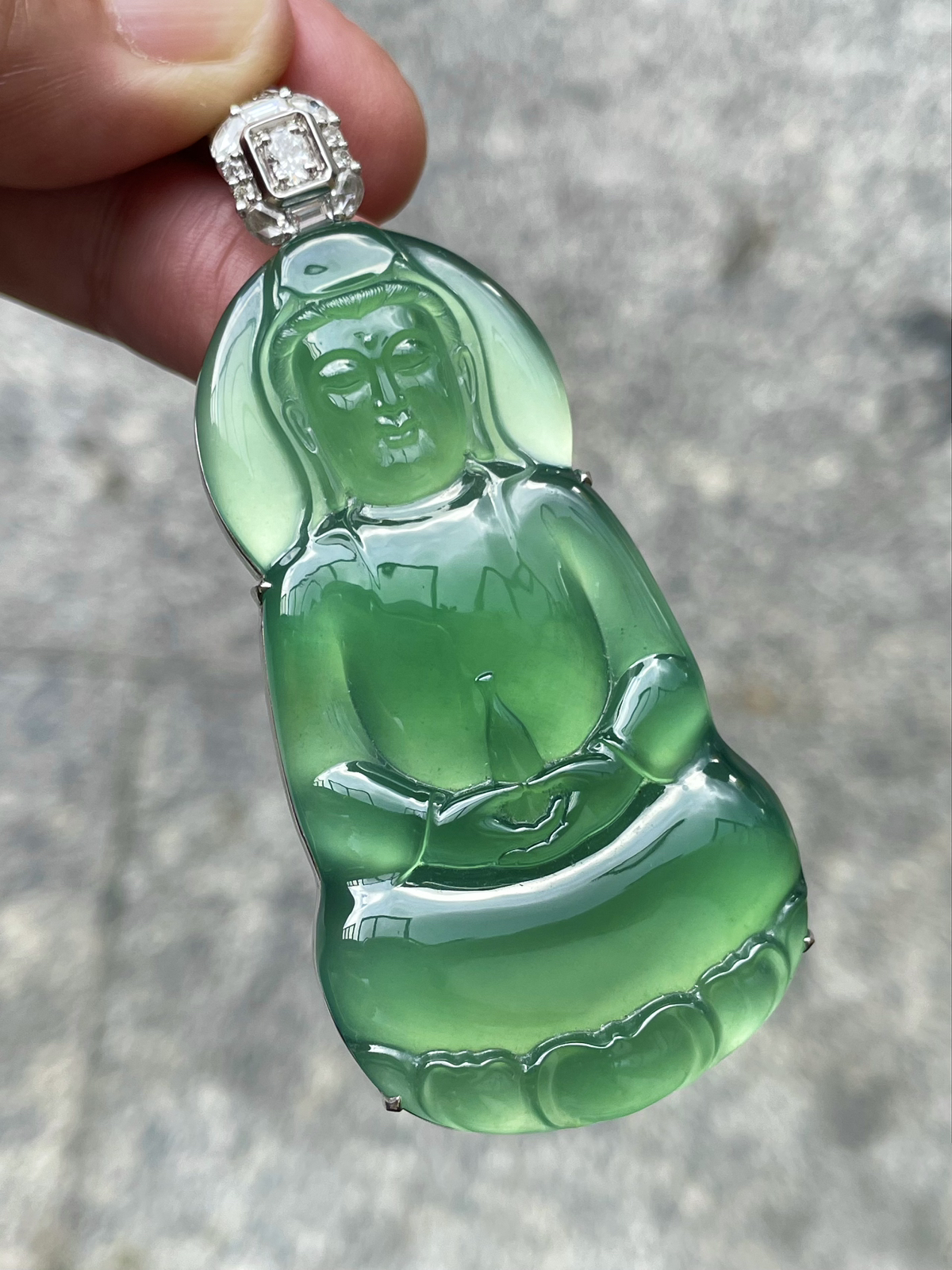 【冰种晴绿观音吊坠】老坑雪花棉，料子通透闪亮，质地致密，种老起强胶感，人物面部开脸生动，雕刻很精细，表情端庄祥和。18k金钻镶嵌，裸石尺寸61*32.6*4.5毫米