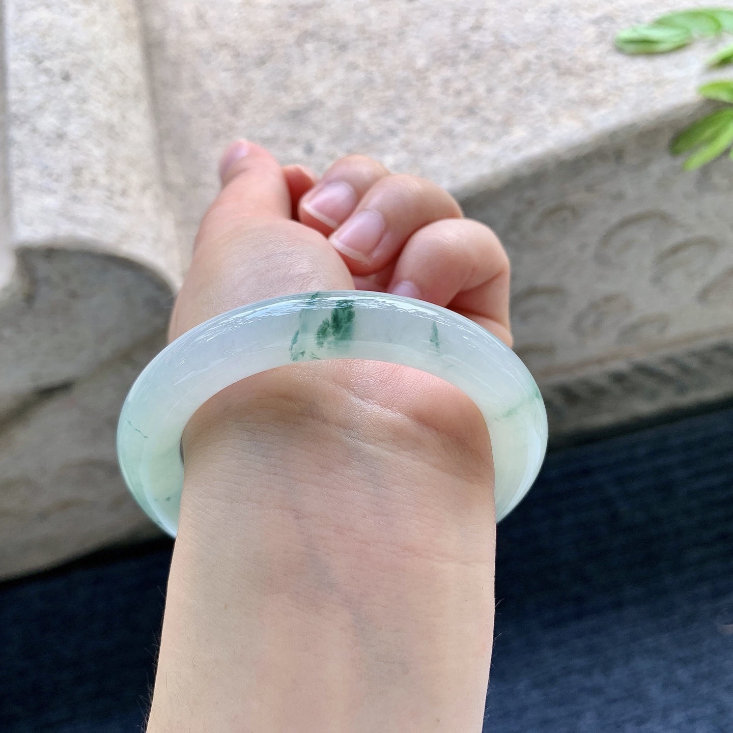 圆条52 53,【圈口】53/9.7/10,【编码】GF082617,【描述】糯冰飘花，水润，种老，细腻，打灯有纹线