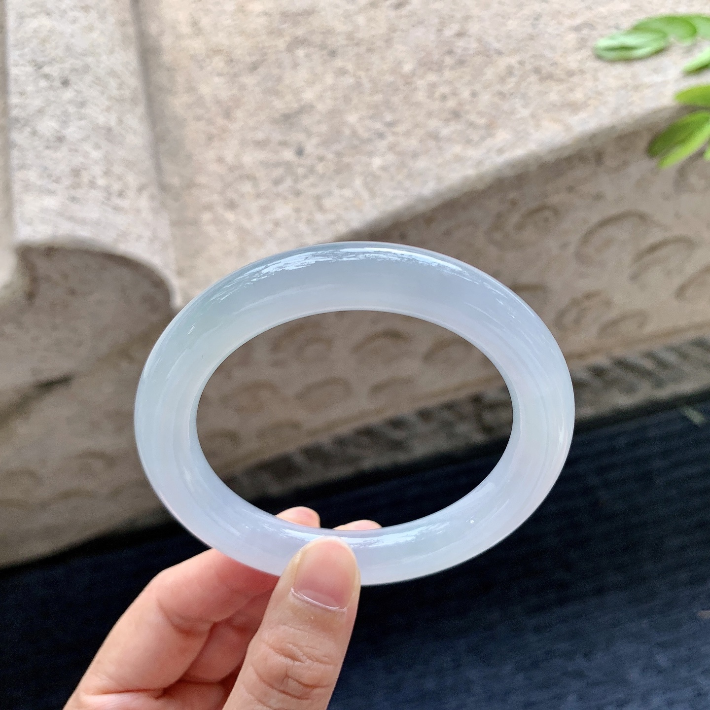 圆条56 57，圈口57.1/10.8/10.3，编码Q5082609，糯冰底色，水润，种老，细腻，打灯有棉线