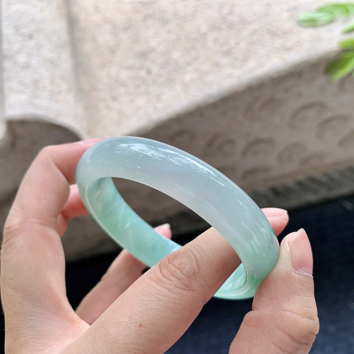 正圈53 54，圈口54.3/12.5/7.8，编码GL082650，糯冰飘绿，水润，种老，细腻，打灯有絮线