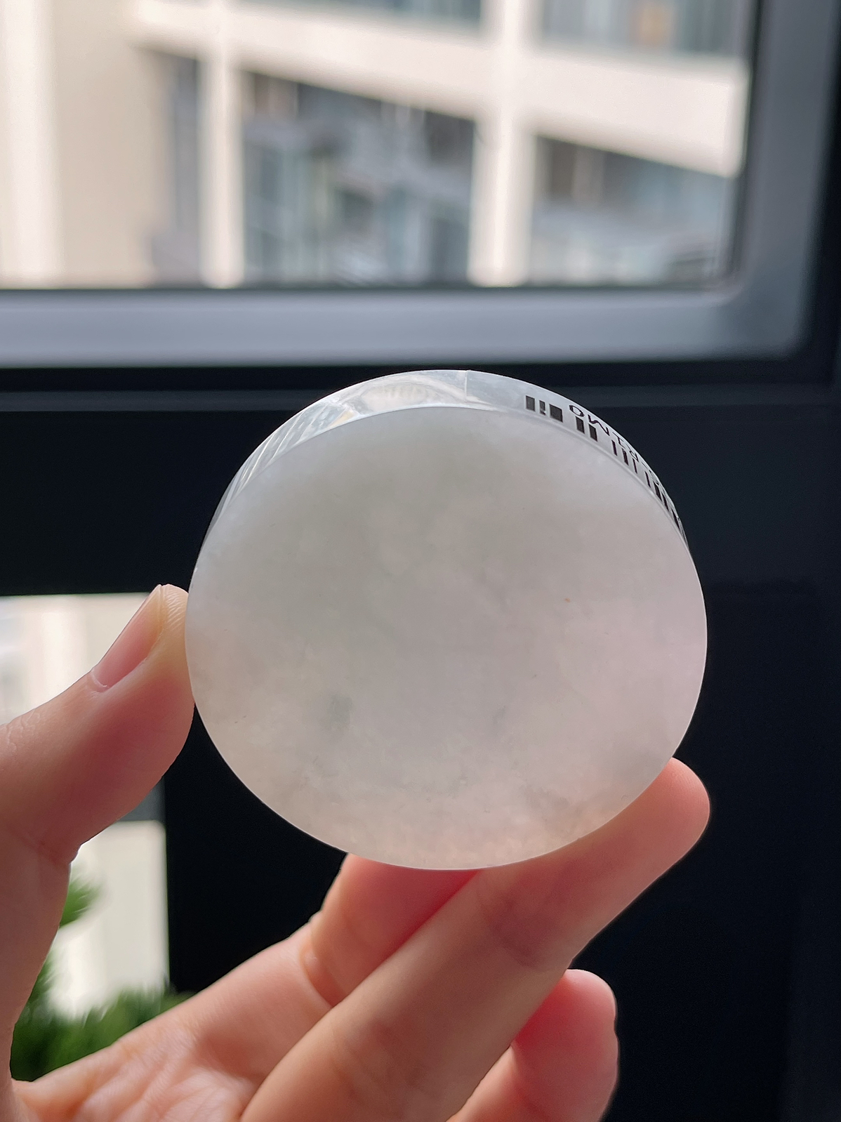 翡翠细糯种淡绿色镯心