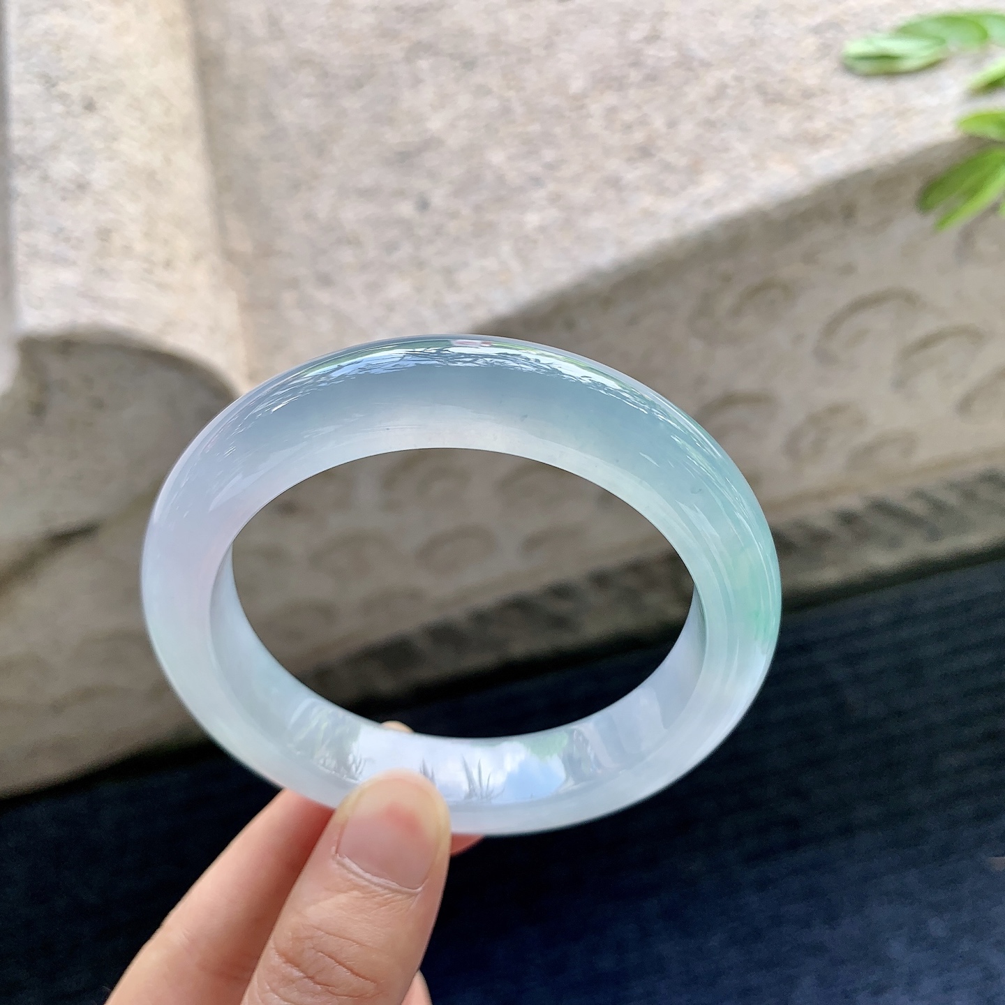 正圈57 58,圈口58.2/13/9.3,编码B2082647,描述冰糯飘绿，水润，种老，细腻，打灯有絮线