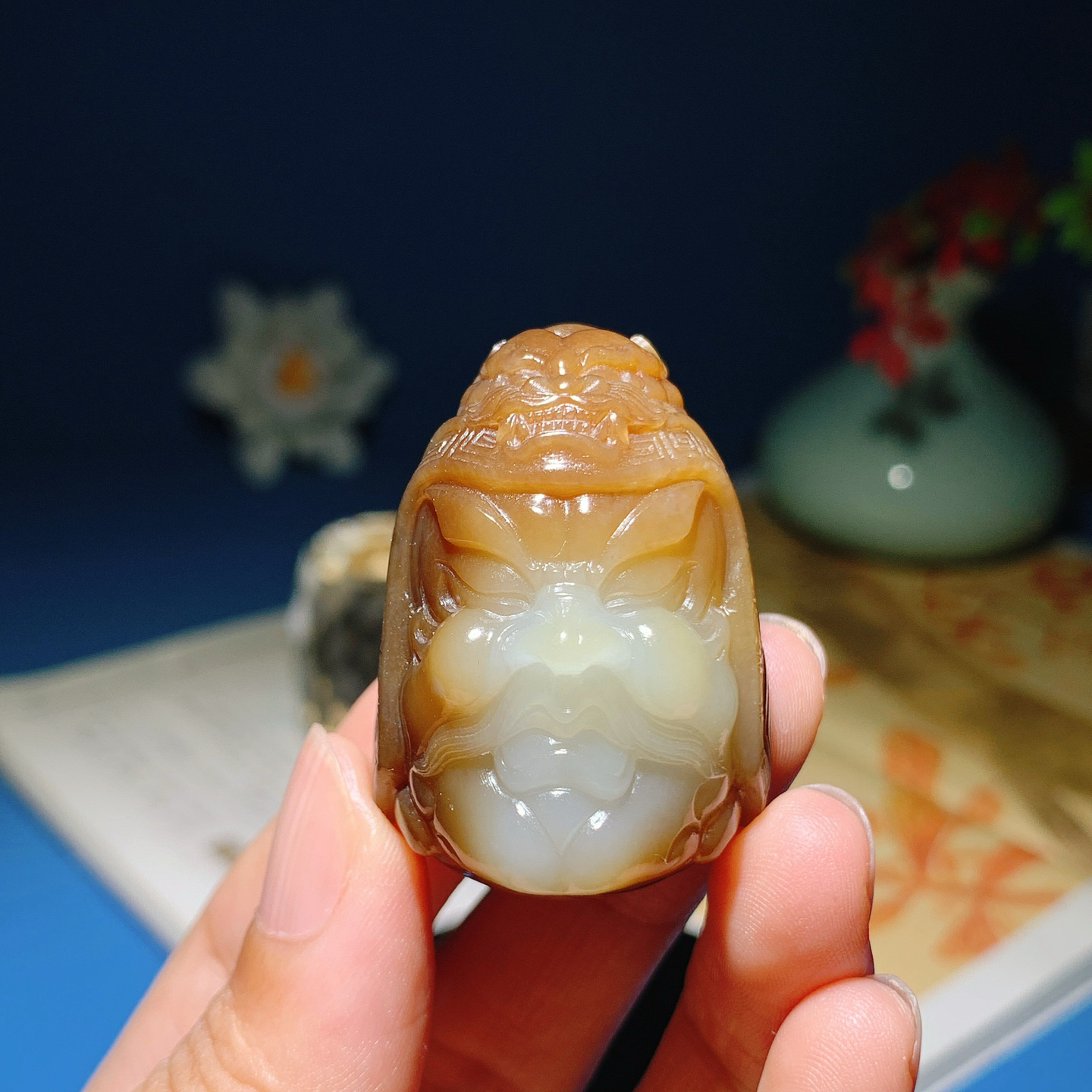 新疆和田玉且末糖武将挂件。尺寸42/29/29重51克。玉质细腻油润。手推出油。佩戴高端典雅。lt260824