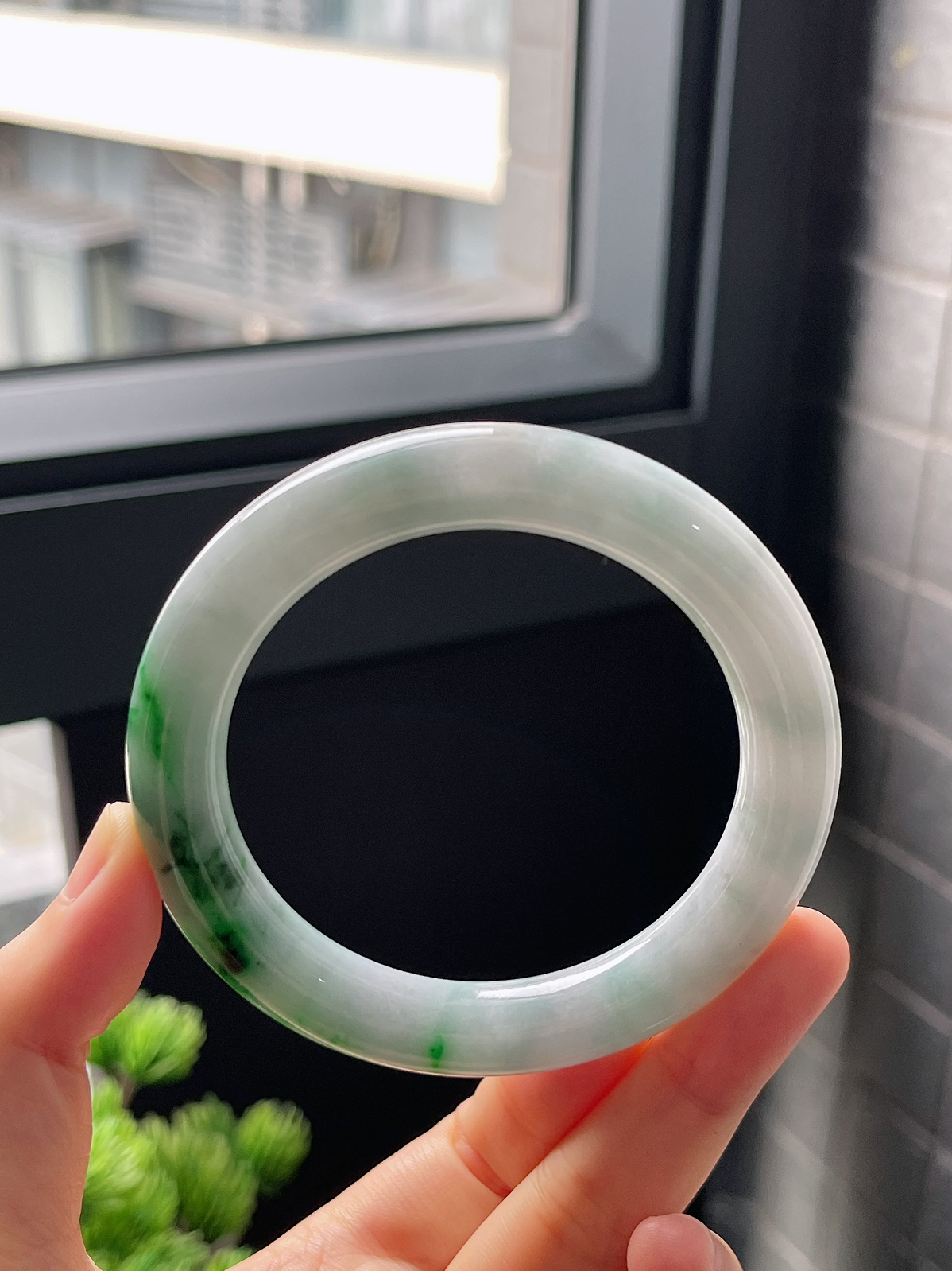 圈口55.8，糯化种飘绿花翡翠圆条手镯