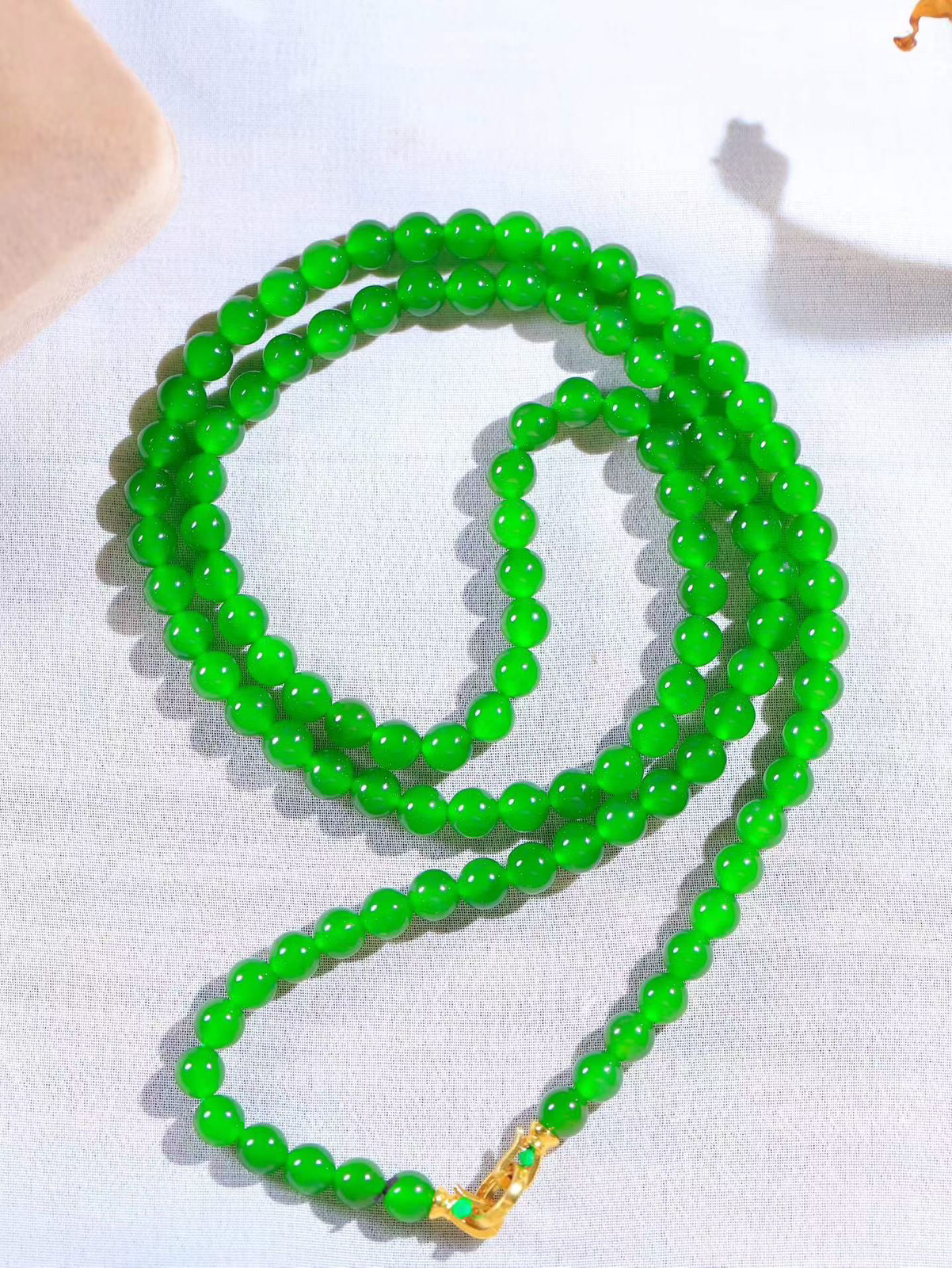 【珠圆玉润.项链】

精品️和田玉碧玉珠圆玉润项链 玉质细腻油润 饱满光滑 质朴无华，悠远简单，