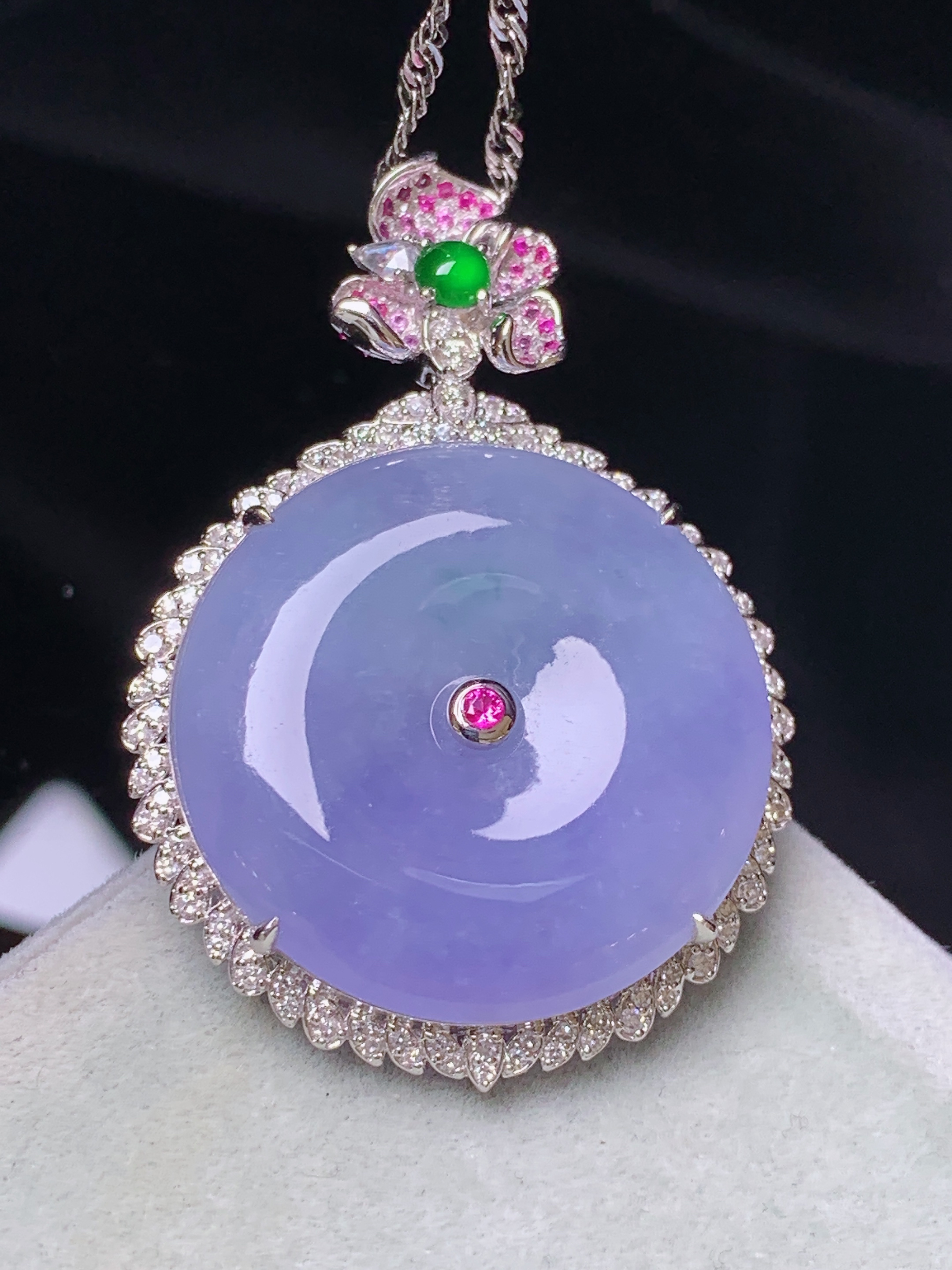 18k金钻镶嵌紫罗兰平安扣吊坠 玉质细腻 色泽艳丽清新 水润亮眼 整体尺寸39.2*27.5*7.2 t1