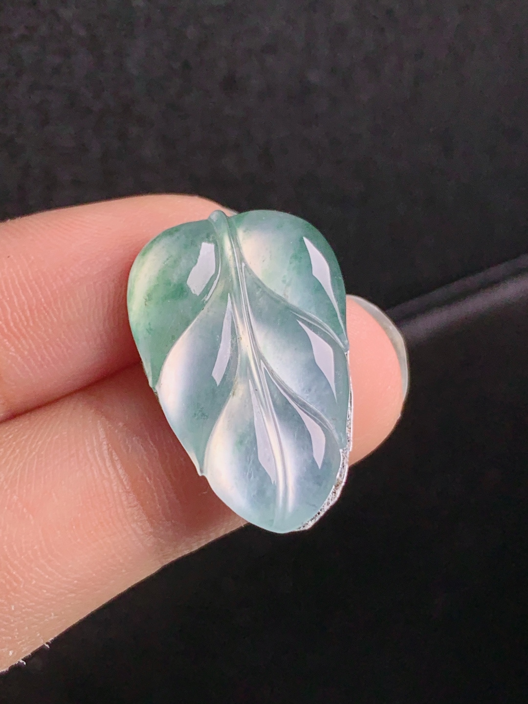 冰种飘花树叶裸石，寒光灵动，翠色飘逸，金枝玉叶
