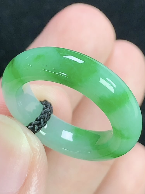 飘辣绿戒指，无裂，内径尺寸16.4-5.7-3.8mm，12号手寸，D25lhd