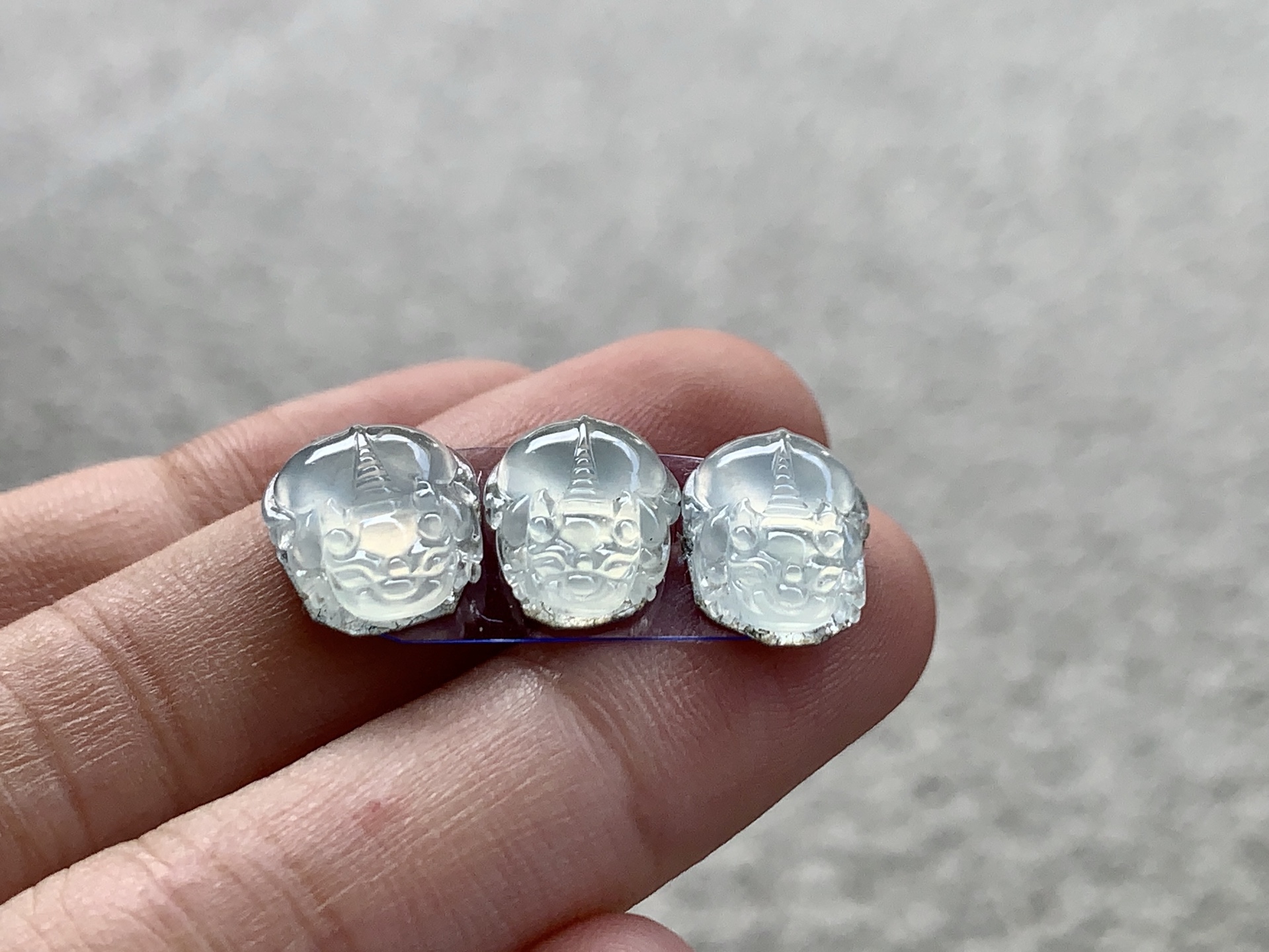 冰貔貅一手，尺寸：11×7.5×4.2 / 10.2×8.3×4