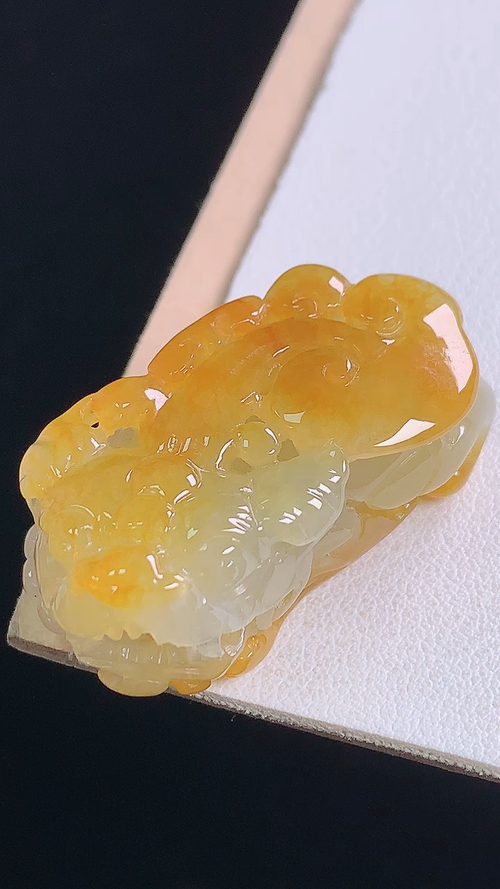黄翡貔貅，无裂，尺寸:36.9-20.1-15.6mm 23