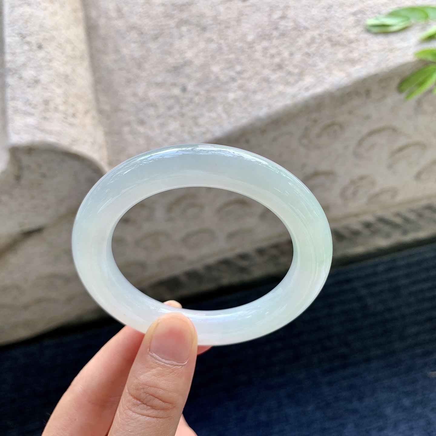 圆条51 52,圈口52.3/10.7/10.5,编码GF082612,描述糯冰飘绿，水润，种老，细腻，打灯有纹线