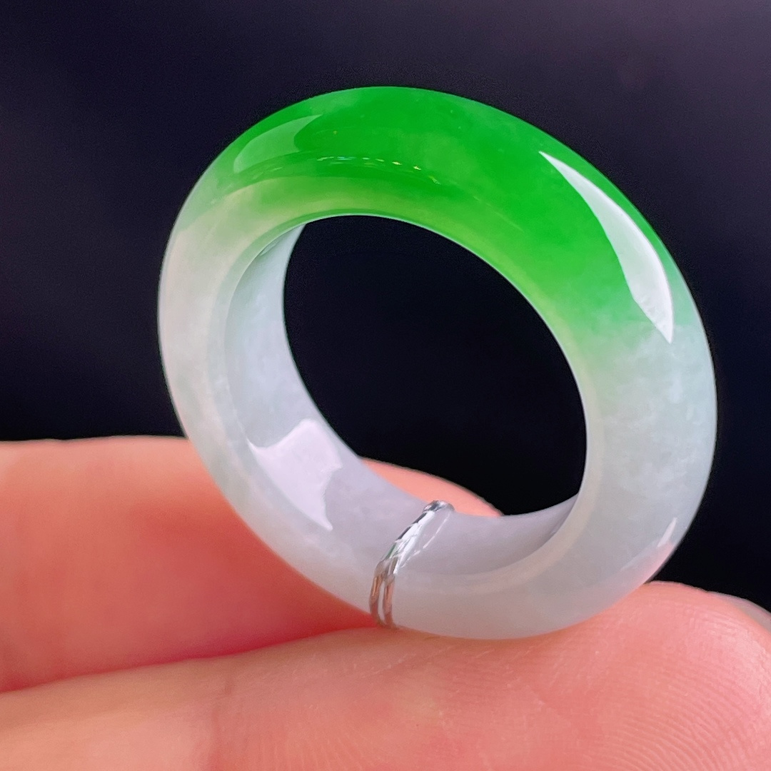 ️阳绿指环，老种起光，细底通透，尺寸：6.3/4圈口15mm0825