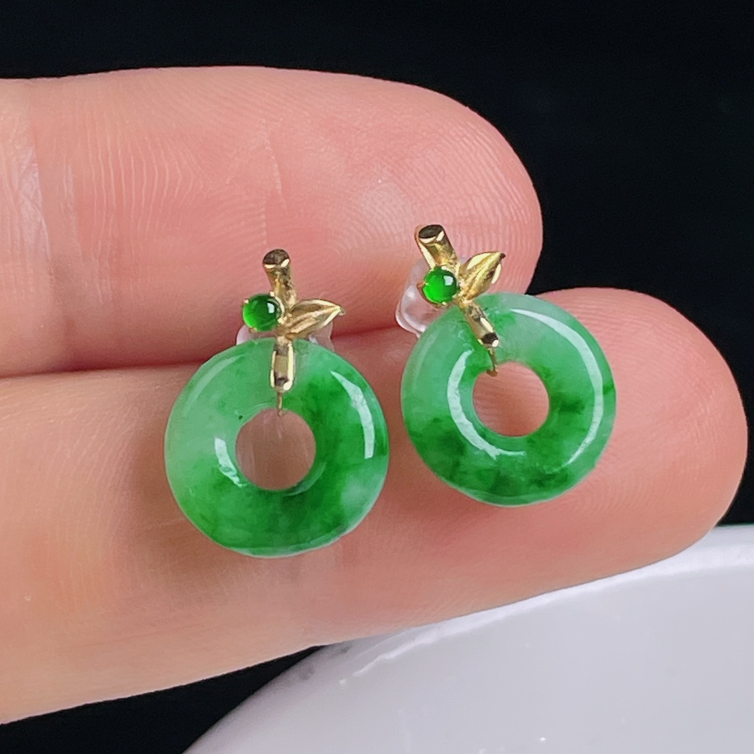 阳绿耳钉，18k镶嵌，老种起光，细底通透，尺寸：裸石11.3/2.9mm0825