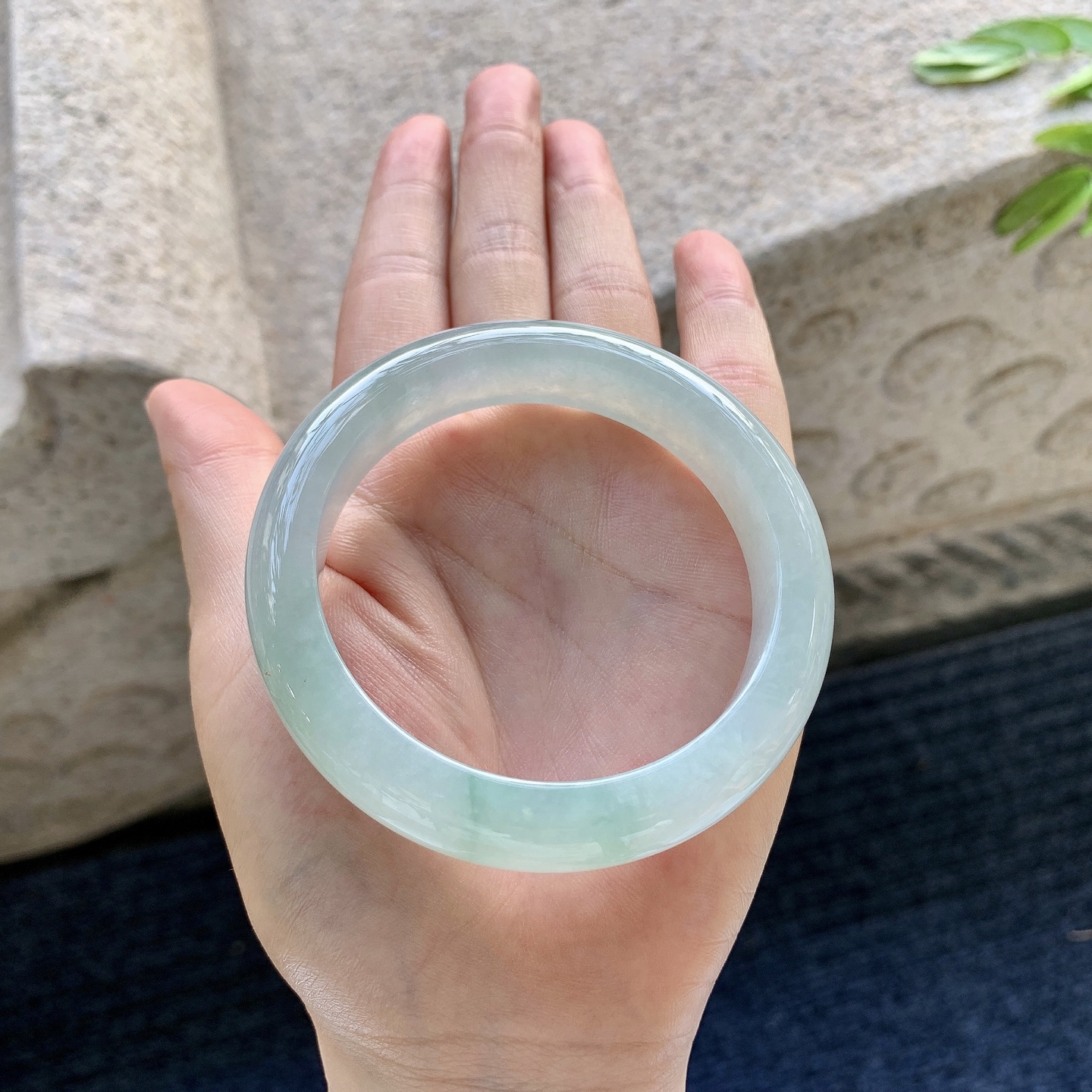 正圈54 55,圈口55.8/12.2/8.8,编码W6082652,描述细糯飘绿，水润，种老，细腻
