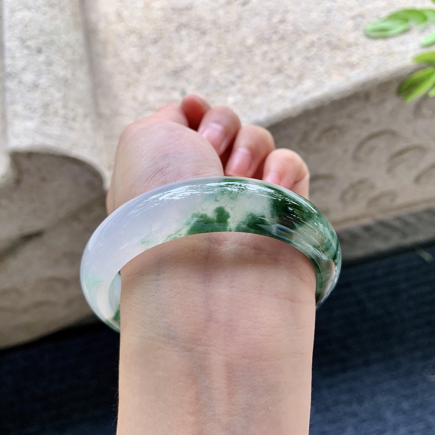 正圈56 57，圈口57.8/15.5/8.3，编码W6082619，冰糯飘花，宽版，水润，种老，细腻，无裂。