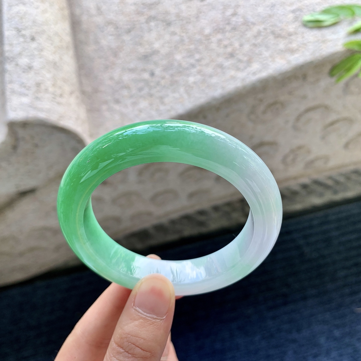 正圈54 55,圈口55/12.8/9.8,编码G7082643,描述辣阳绿，水润，种老，细腻，打灯有纹线