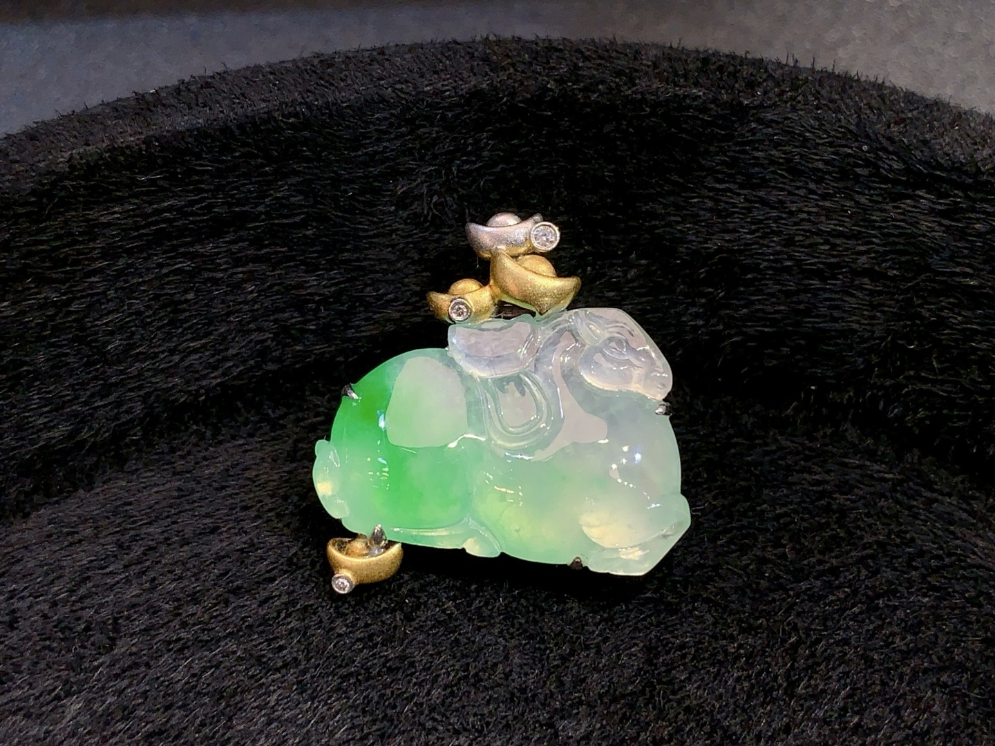 正冰阳绿唐马吊坠，以金为骨•以翡为魂〰️唐马踏风而来 搭配绿松石别有一番韵味，13.2-19.3
