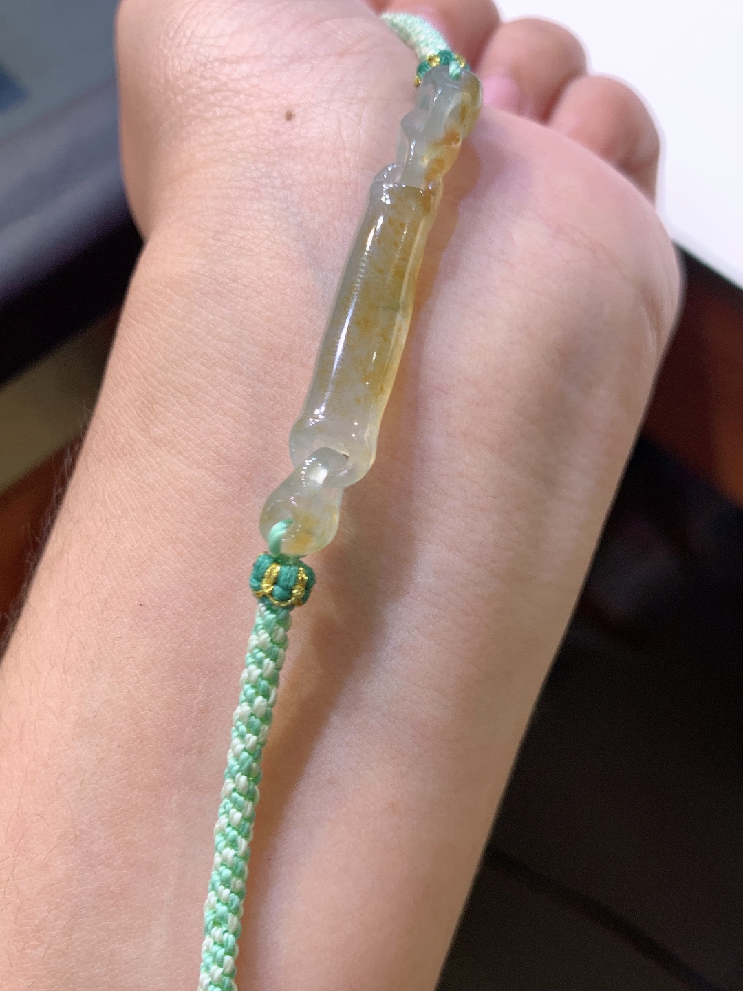冰黄翡手牌，冰润飘黄，雕工精巧，顺遂安康
