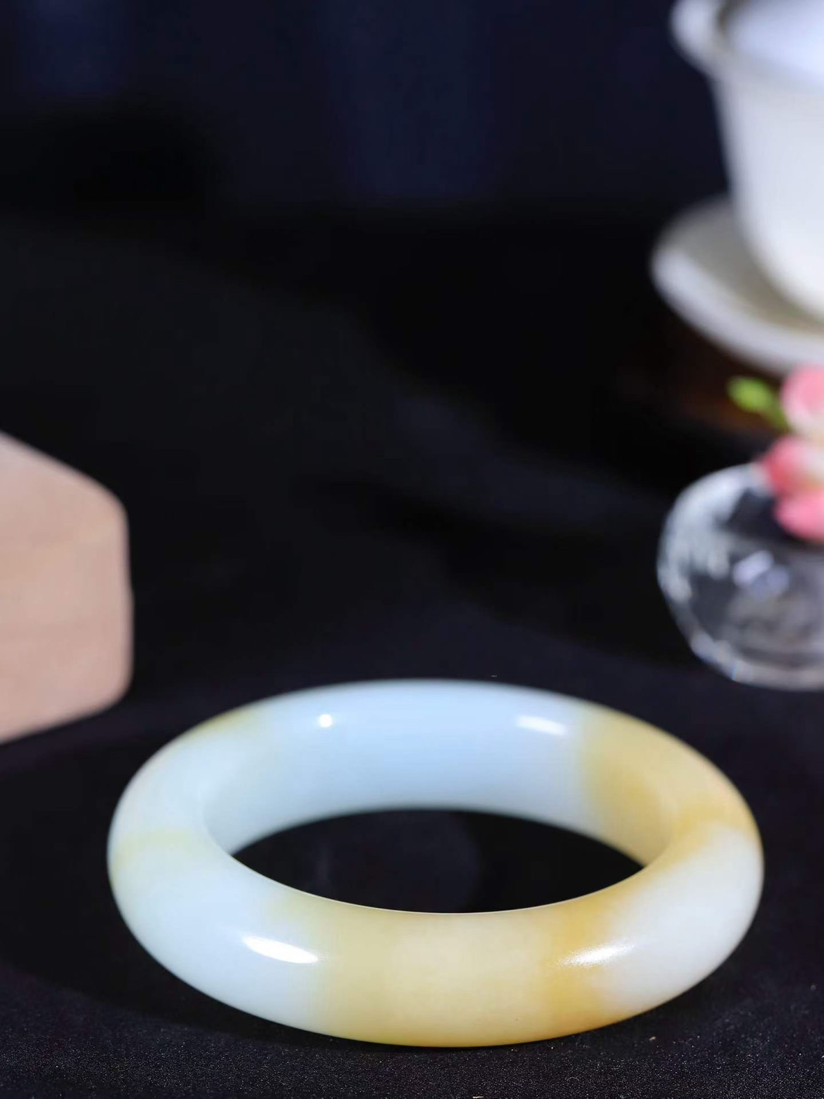 （一见倾心.手镯）

精品️和田玉糖白玉手镯，玉质温润细腻 油性十足 手感舒适，高华雅逸，线条流畅