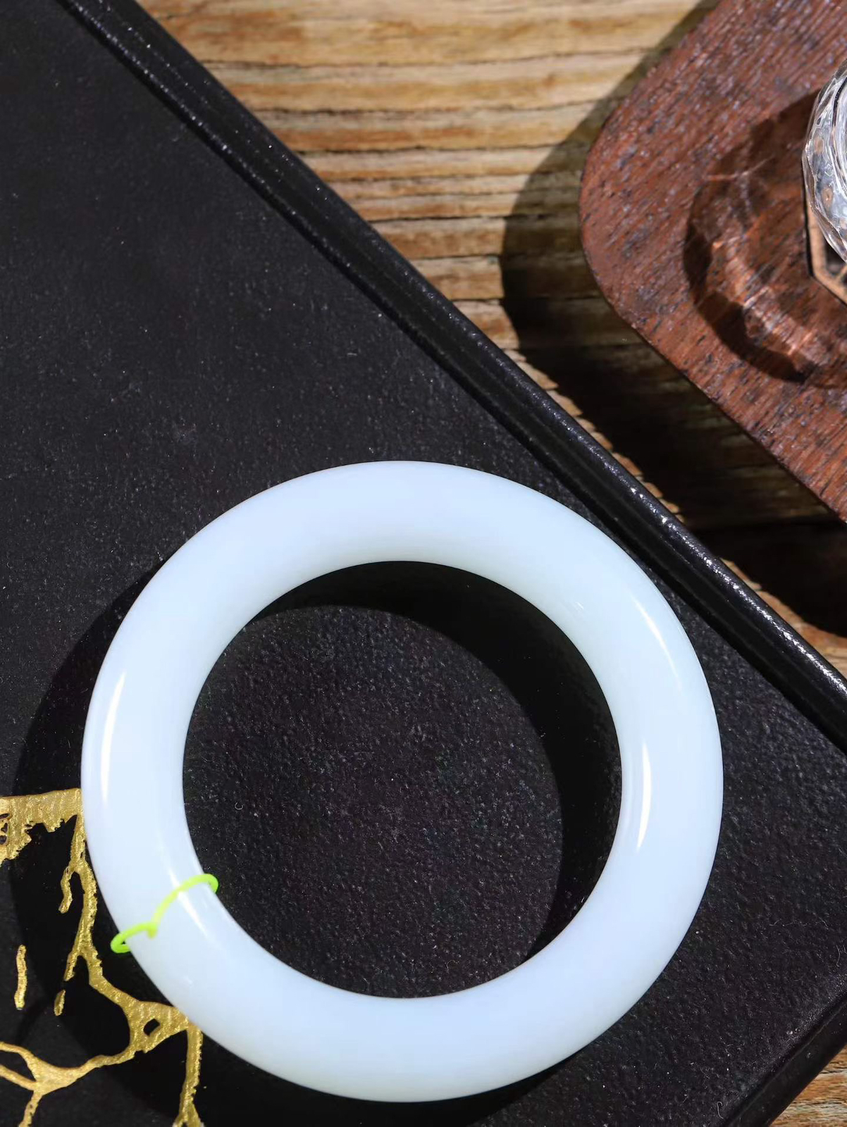 【玉佳人·手镯】

精品️和田玉白玉圆条手镯 ，玉质细腻油润，做工细致精美，端庄素雅，亭亭玉立，芊芊素手。芊芊素手，怎能忘镯？秀美条，更显婀娜。内径57mm 尺寸13-13mm重88.44克 69802584T