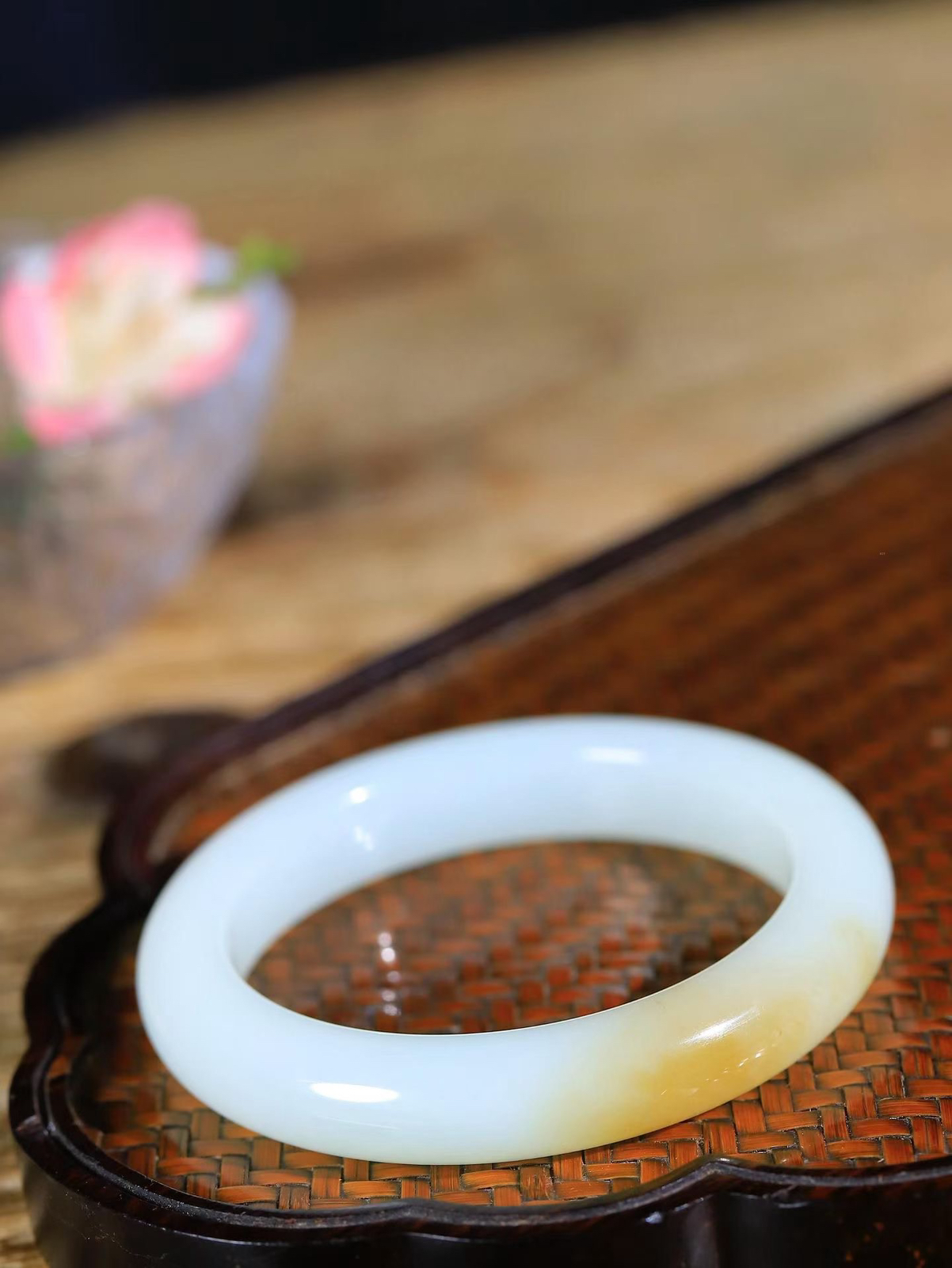 （温柔雅致.手镯）

精品️和田玉糖白玉手镯。镯型饱满，温润细腻，脂润沁香。️执一卷书，沏一