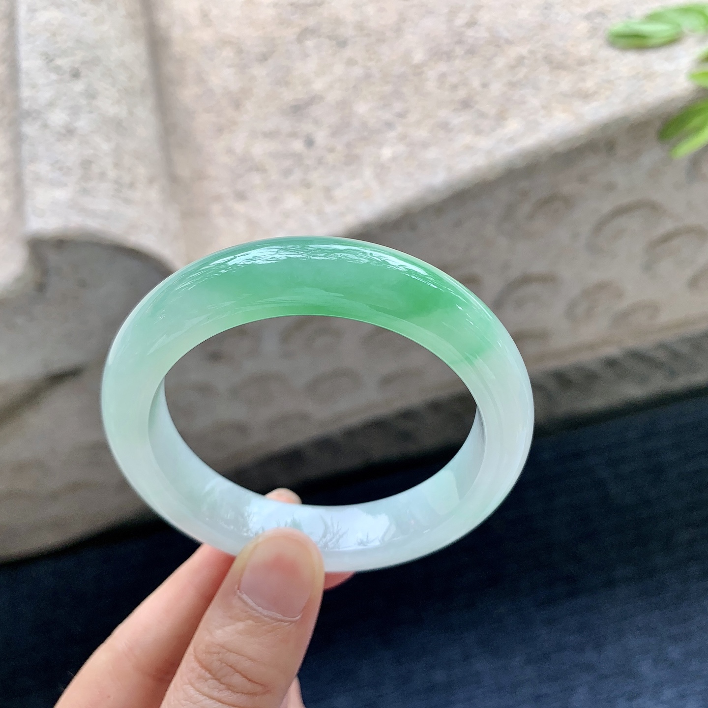 圆条51 52,圈口526/12/8.6,编码BA082623,糯冰飘阳绿，水润，种老，细腻，有纹线