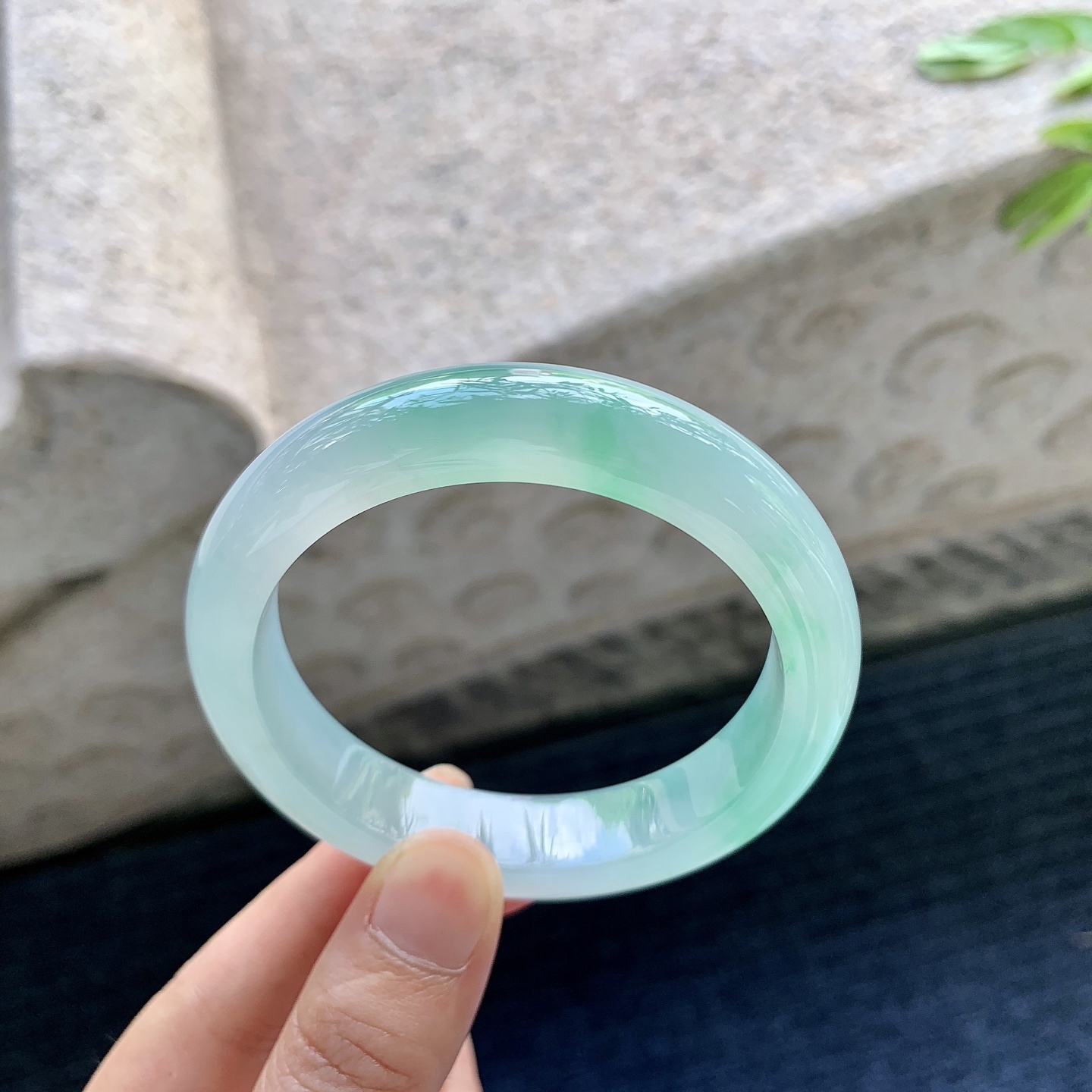 正圈53 54,圈口54/12.1/8.5,编码G7082639,描述冰糯飘绿，水润，种老，细腻，无裂
