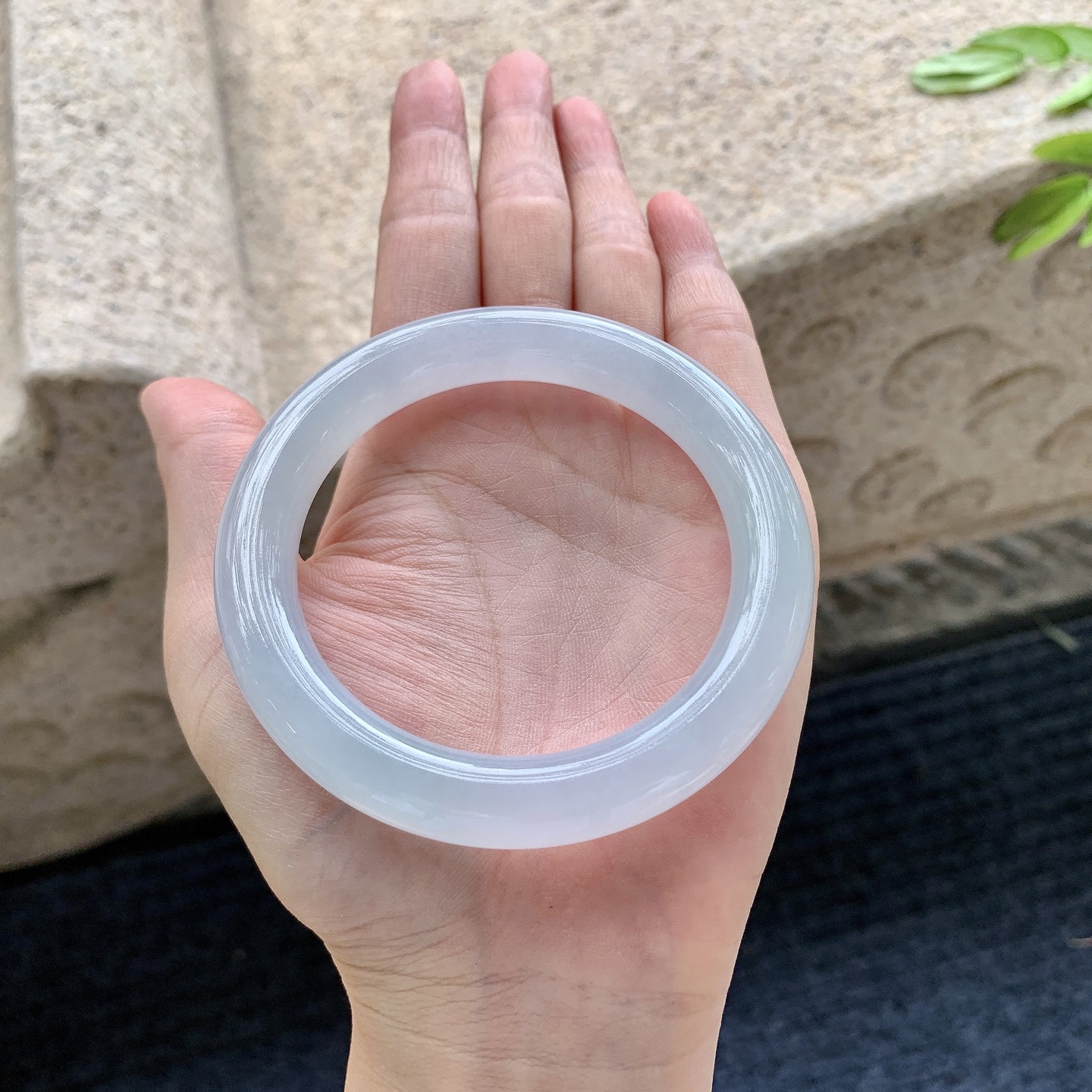 圆条56 57，圈口57.1/10.8/10.3，编码Q5082609，糯冰底色，水润，种老，细腻，打灯有棉线