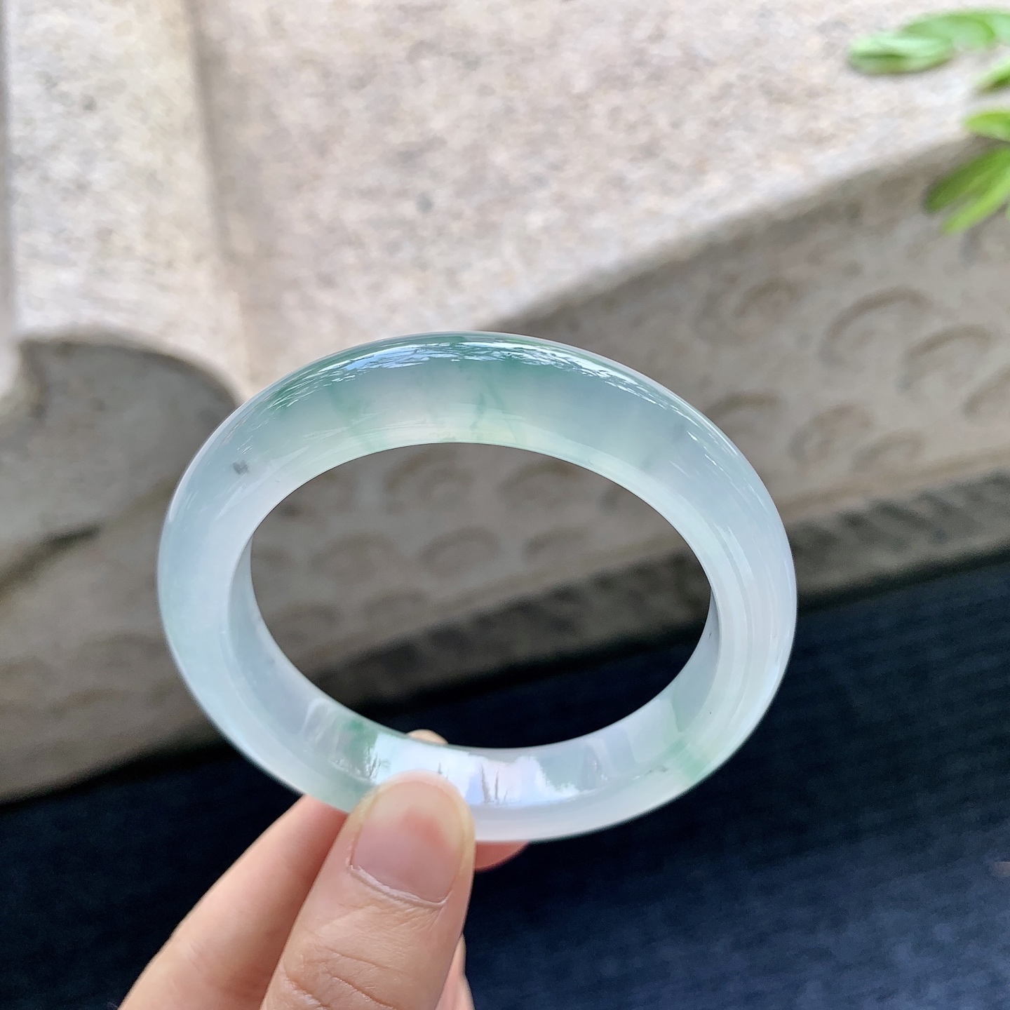 正圈52 53，圈口53.2/11.7/8.8，编码LZ082627，描述冰飘绿，清透，水润，种老，细腻，打灯有棉线