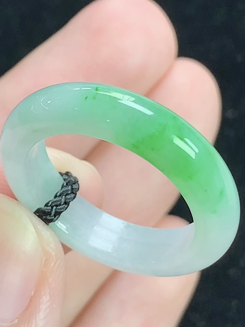 飘绿戒指，无裂，内径尺寸16.7-5.2-3.4mm，19号手寸，D25kxy