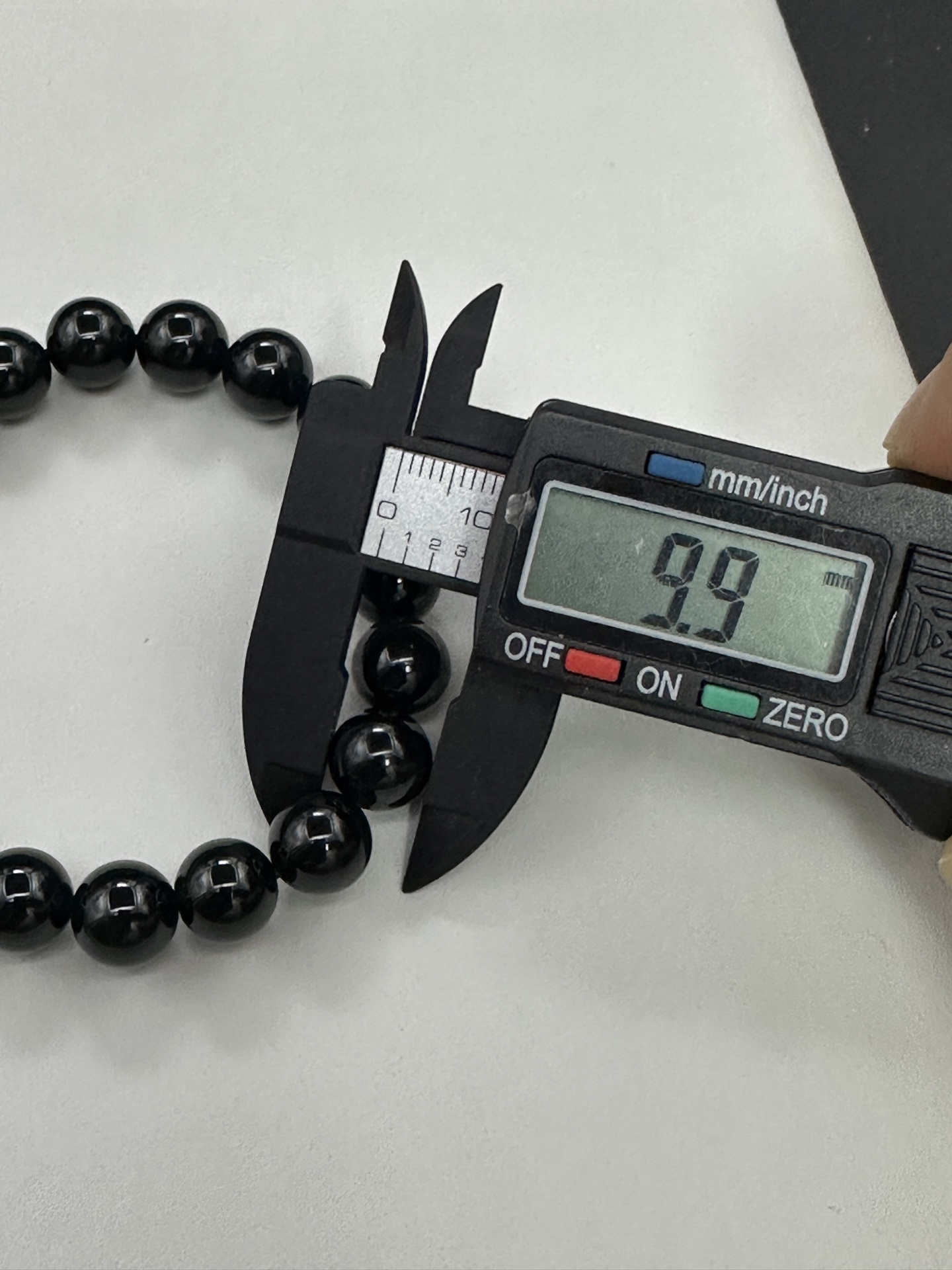 【墨翠手串10mm】老坑冰种   黑度极黑  灯照全透  呈帝王绿  种老起光   底极细腻  圆润饱满