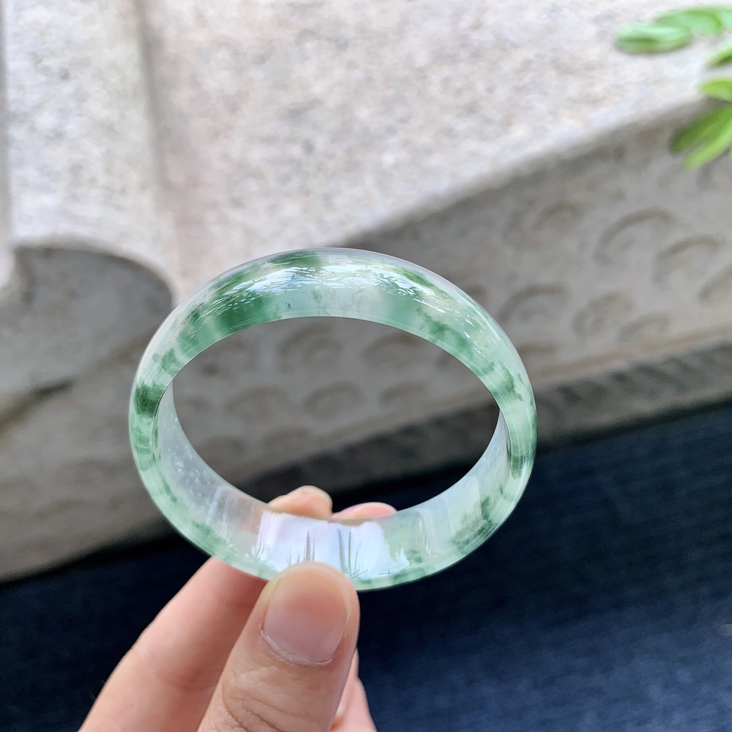 正圈48 49,圈口49.8/14/4.5,编码HJ082622,描述冰飘花，水润，种老，细腻，打灯有纹线