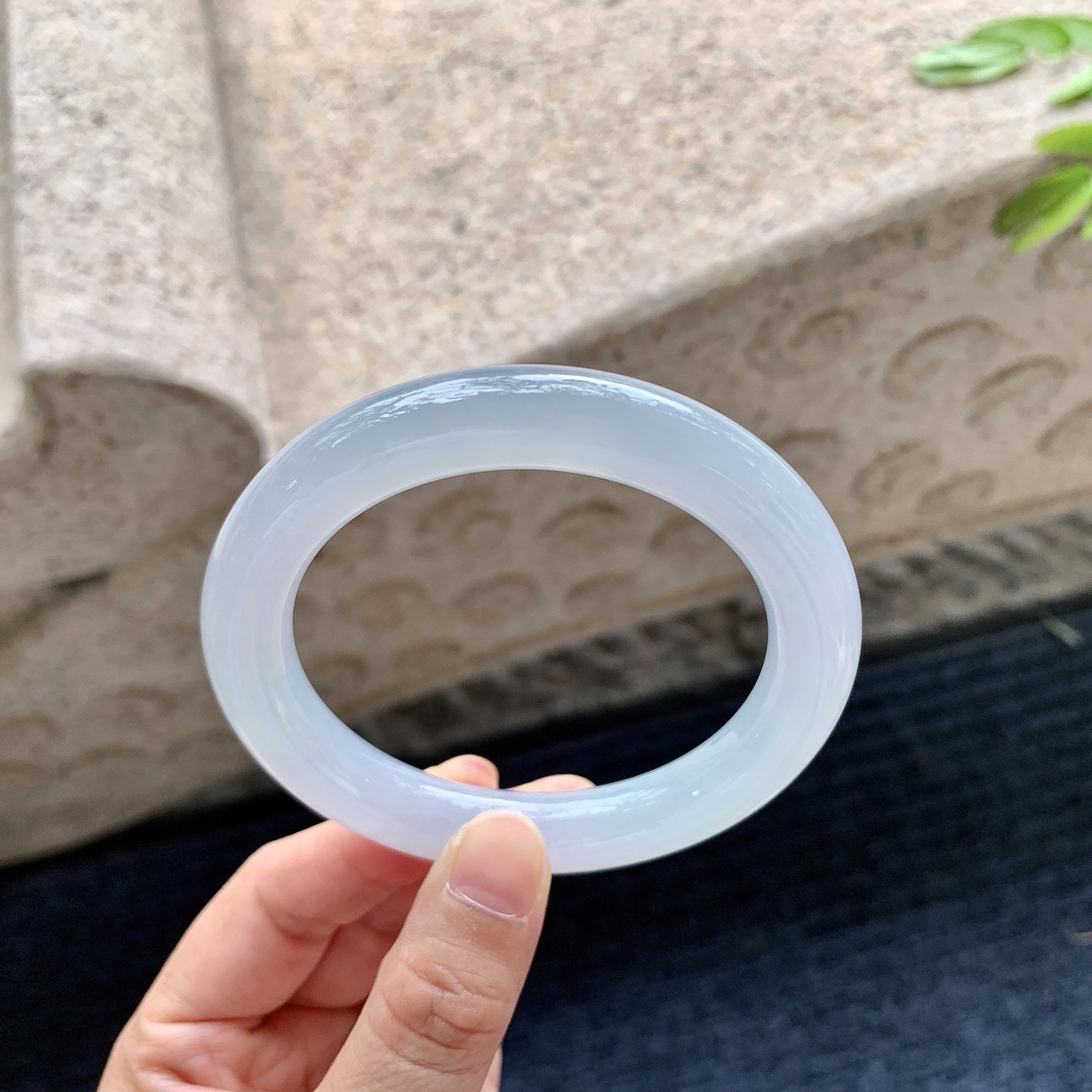 圆条56 57，圈口57.1/10.8/10.3，编码Q5082609，糯冰底色，水润，种老，细腻，打灯有棉线