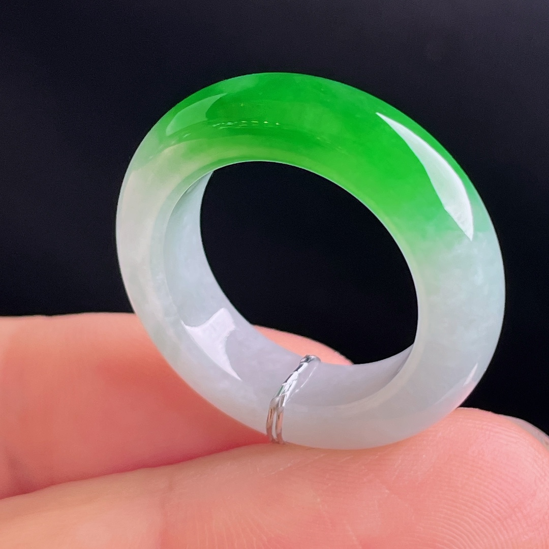 ️阳绿指环，老种起光，细底通透，尺寸：6.3/4圈口15mm0825