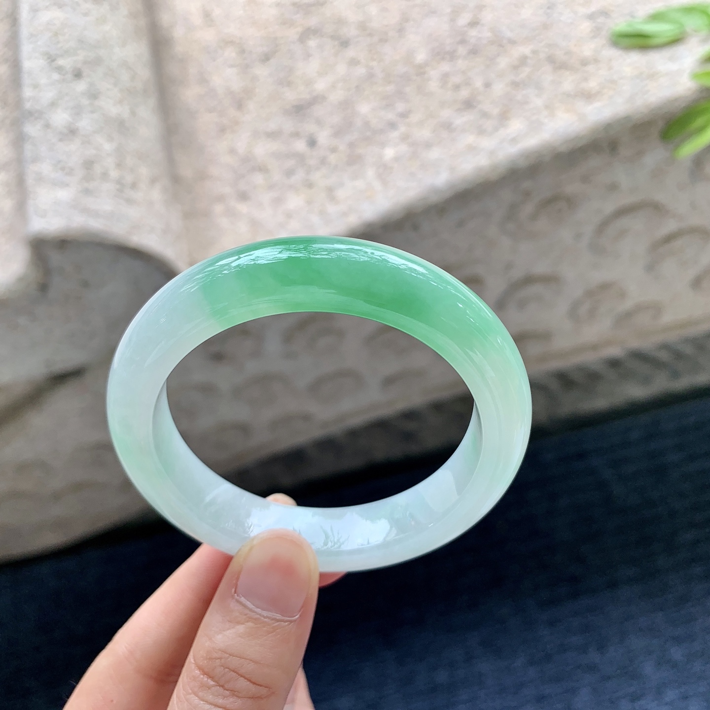 圆条51 52,圈口526/12/8.6,编码BA082623,糯冰飘阳绿，水润，种老，细腻，有纹线