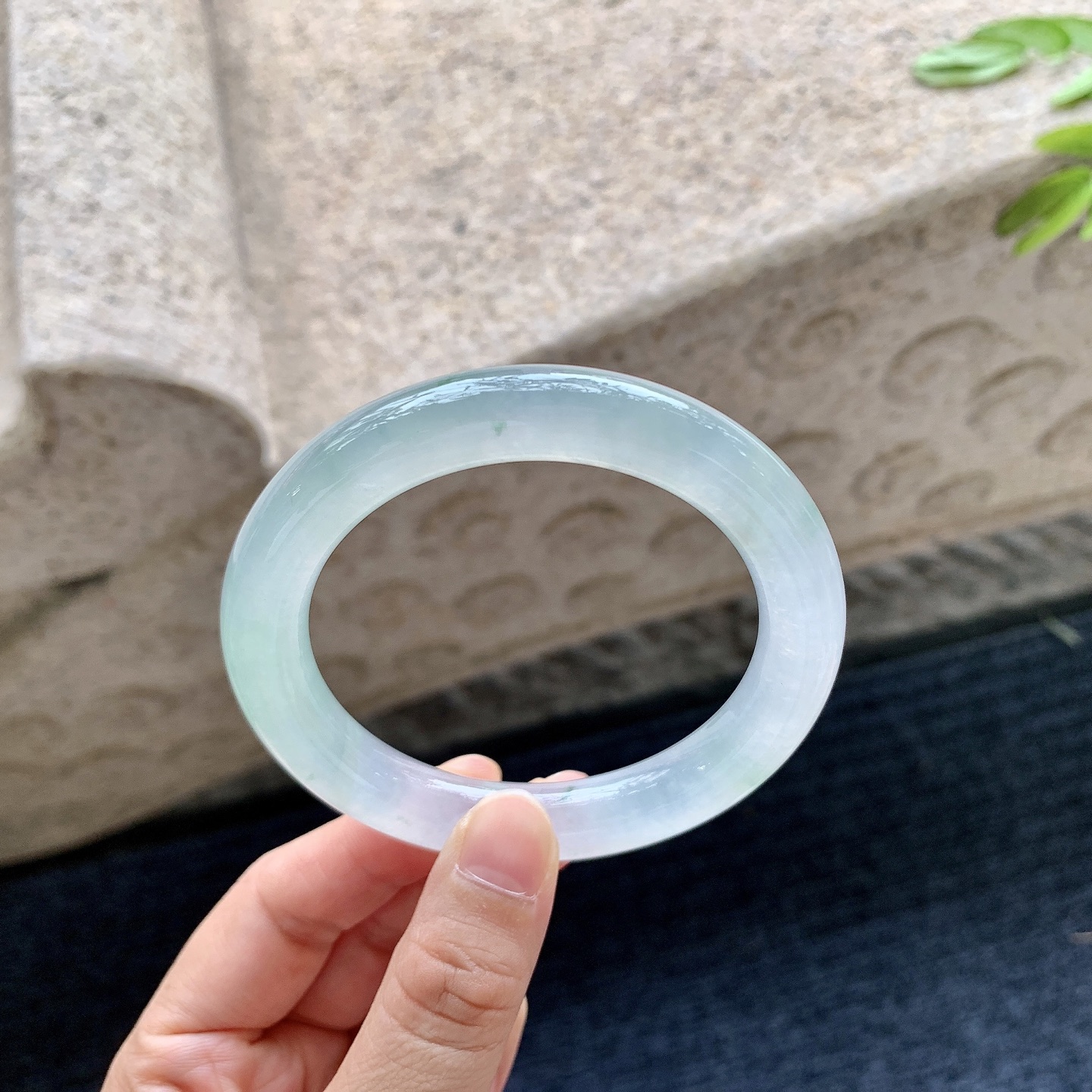 圆条54 55,圈口55.4/10.2/10.1,编码C11082604,描述冰糯飘绿，水润，种老，细腻，有棉线