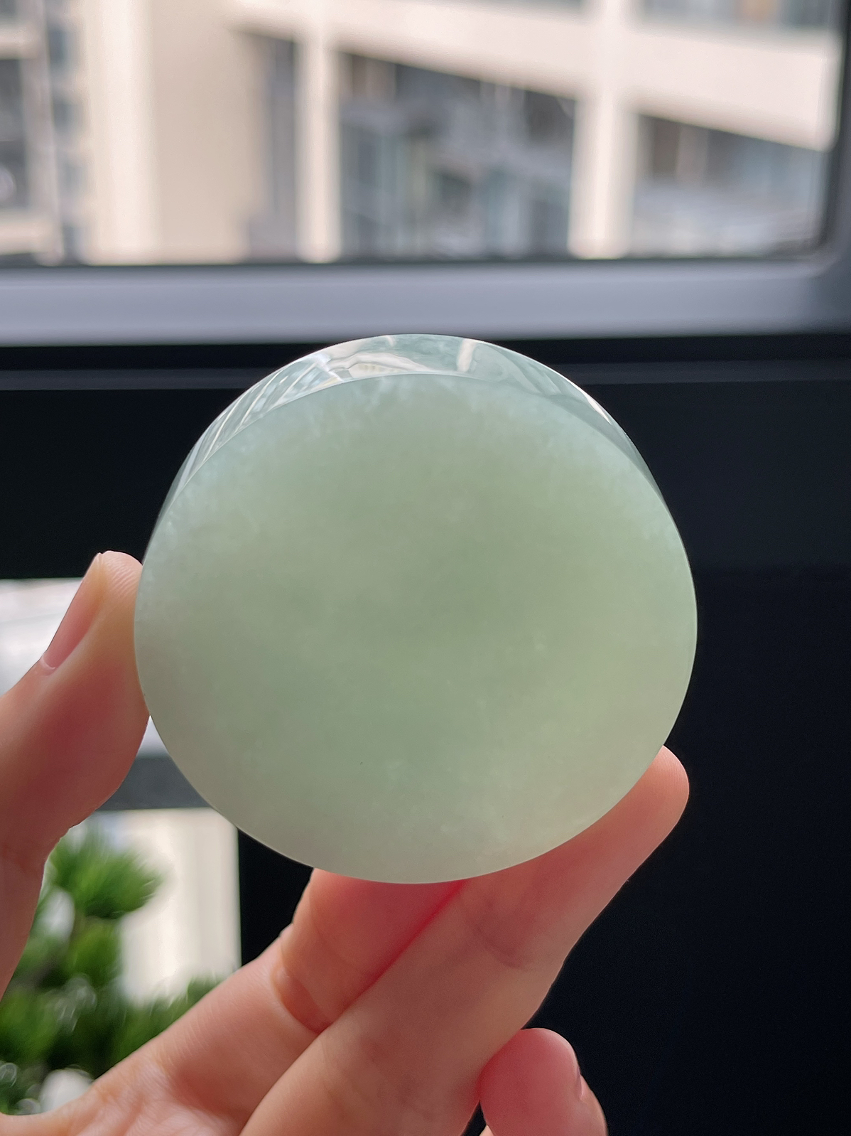 翡翠细糯种淡绿色镯心